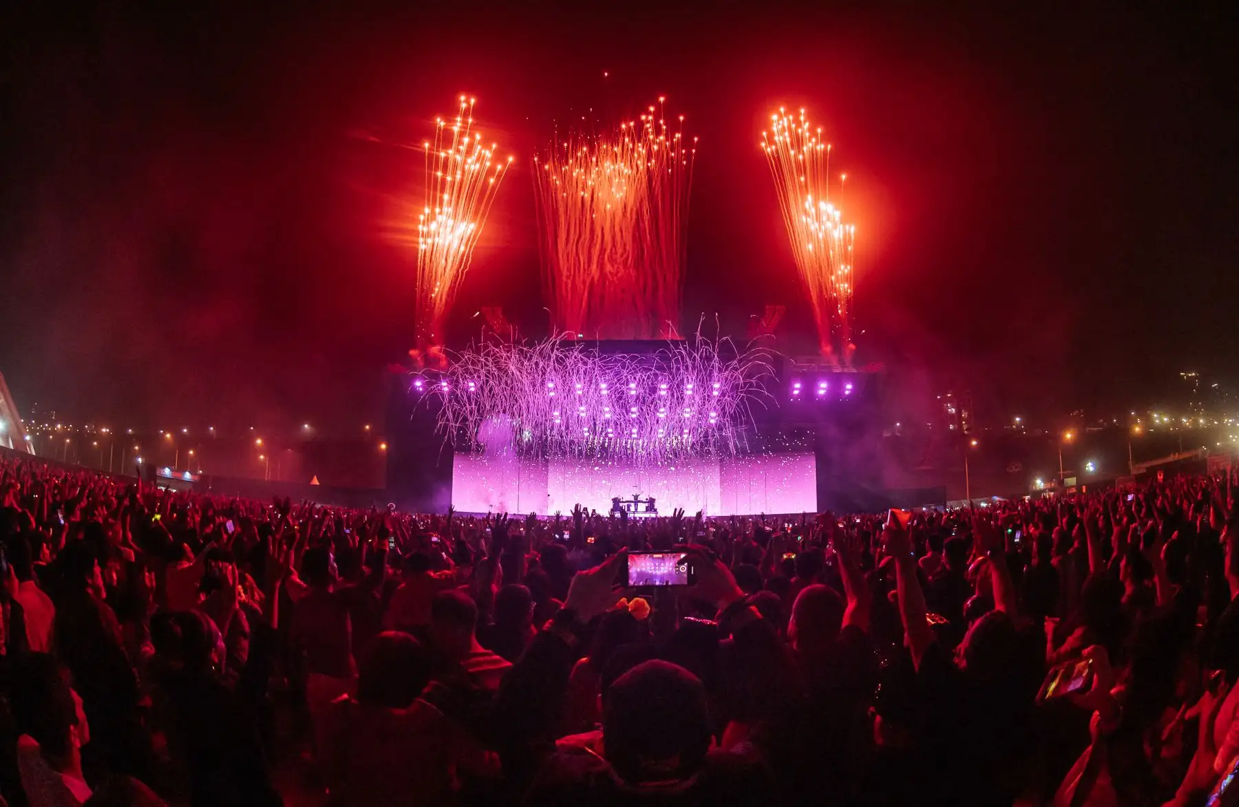 El DJ número uno del mundo, David Guetta reconfirmó la razón por la que es considerado una figura en el mundo de la electrónica. Así recibió el 2023 ante 10 mil personas  en la explanada de la Costa Verde. David Guetta, quien reside actualmente en Ibiza, ha ganado diversas categorías en los premios "Los 40 Music Awards" , corroborando así su trono musical. Foto: Cortesía/Raúl Umeres