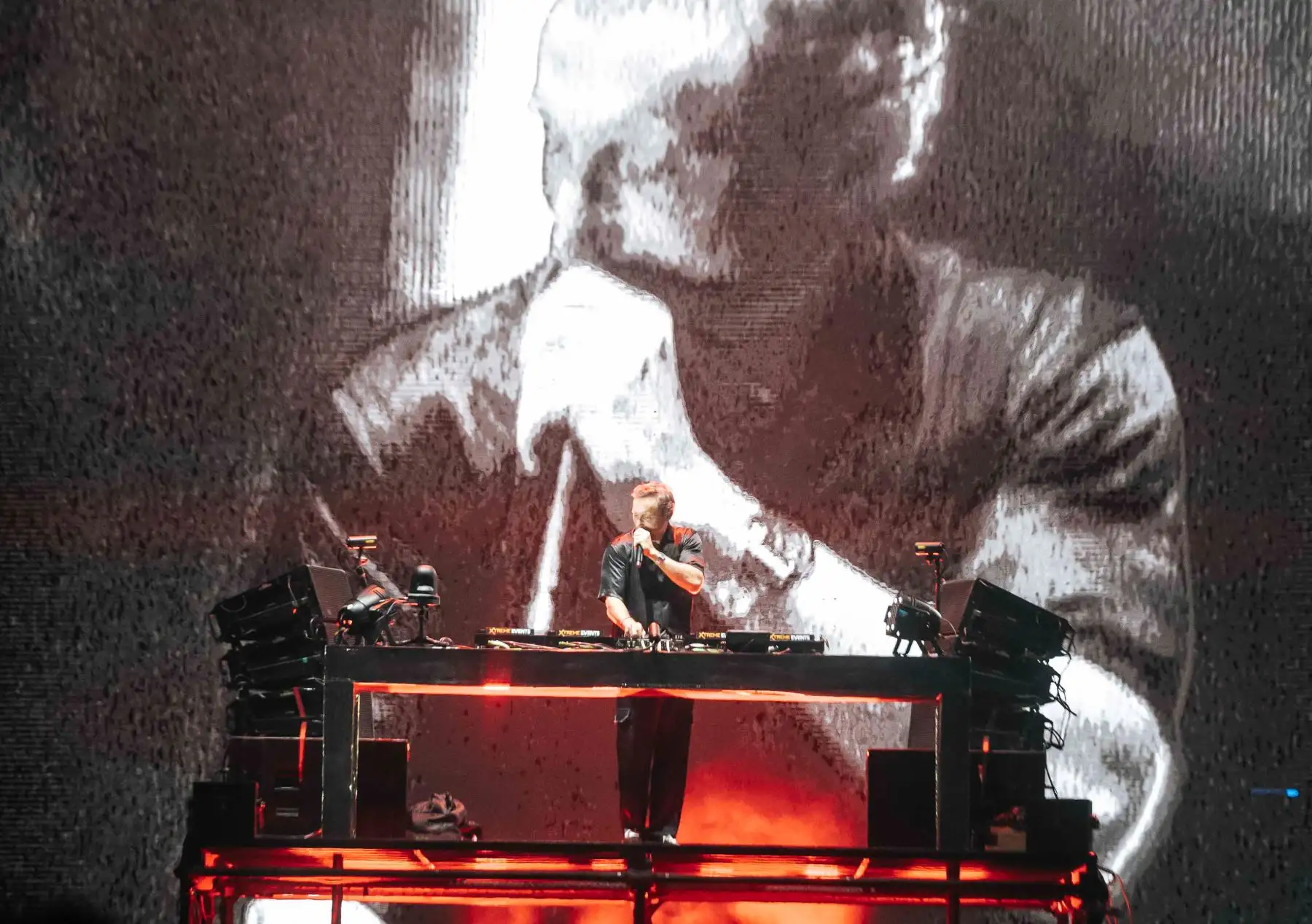 El DJ número uno del mundo, David Guetta reconfirmó la razón por la que es considerado una figura en el mundo de la electrónica. Así recibió el 2023 ante 10 mil personas  en la explanada de la Costa Verde. David Guetta, quien reside actualmente en Ibiza, ha ganado diversas categorías en los premios "Los 40 Music Awards" , corroborando así su trono musical. Foto: Cortesía/Raúl Umeres