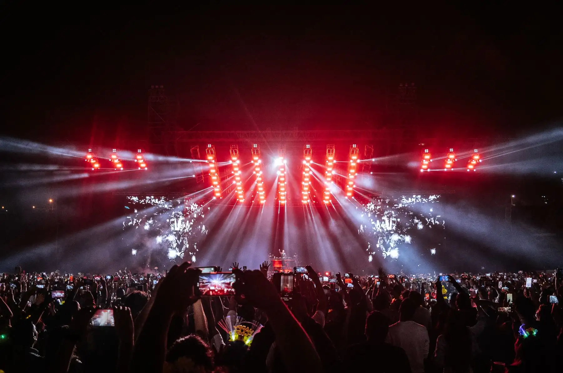 El DJ número uno del mundo, David Guetta reconfirmó la razón por la que es considerado una figura en el mundo de la electrónica. Así recibió el 2023 ante 10 mil personas  en la explanada de la Costa Verde. David Guetta, quien reside actualmente en Ibiza, ha ganado diversas categorías en los premios "Los 40 Music Awards" , corroborando así su trono musical. Foto: Cortesía/Raúl Umeres
