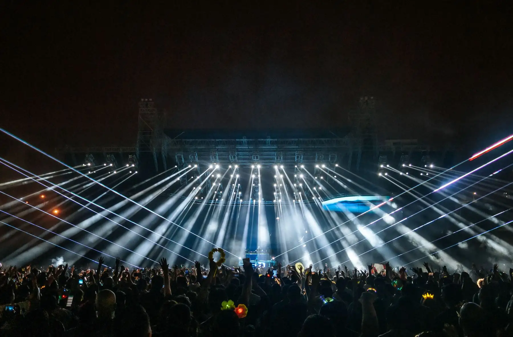 El DJ número uno del mundo, David Guetta reconfirmó la razón por la que es considerado una figura en el mundo de la electrónica. Así recibió el 2023 ante 10 mil personas  en la explanada de la Costa Verde. David Guetta, quien reside actualmente en Ibiza, ha ganado diversas categorías en los premios "Los 40 Music Awards" , corroborando así su trono musical. Foto: Cortesía/Raúl Umeres