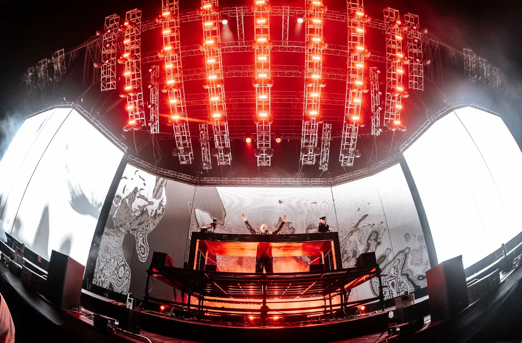 El DJ número uno del mundo, David Guetta reconfirmó la razón por la que es considerado una figura en el mundo de la electrónica. Así recibió el 2023 ante 10 mil personas  en la explanada de la Costa Verde. David Guetta, quien reside actualmente en Ibiza, ha ganado diversas categorías en los premios "Los 40 Music Awards" , corroborando así su trono musical. Foto: Cortesía/Raúl Umeres