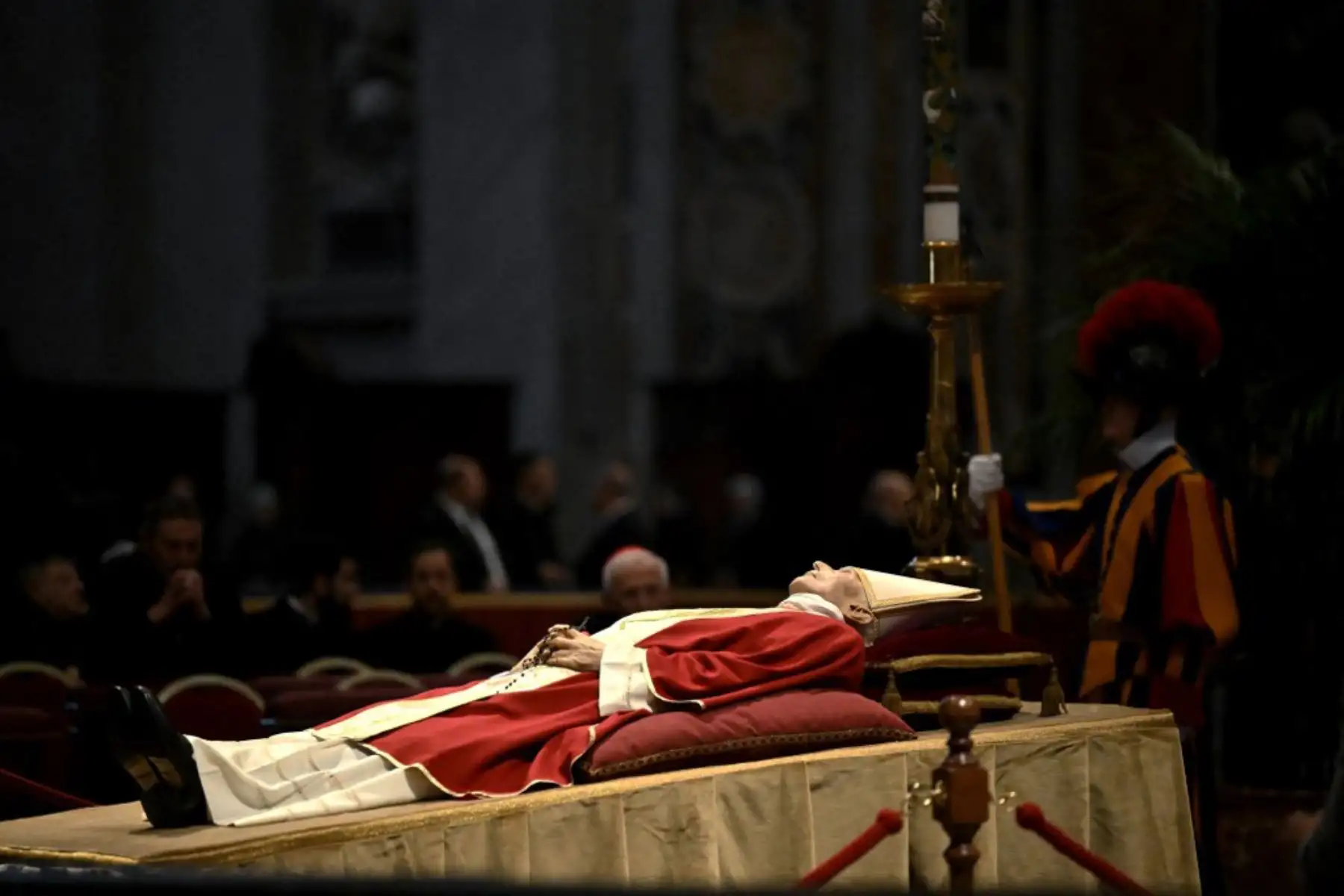 Personas presentan sus respetos ante el cuerpo del Papa Emérito Benedicto XVI en la Basílica de San Pedro en el Vaticano. Foto: AFP