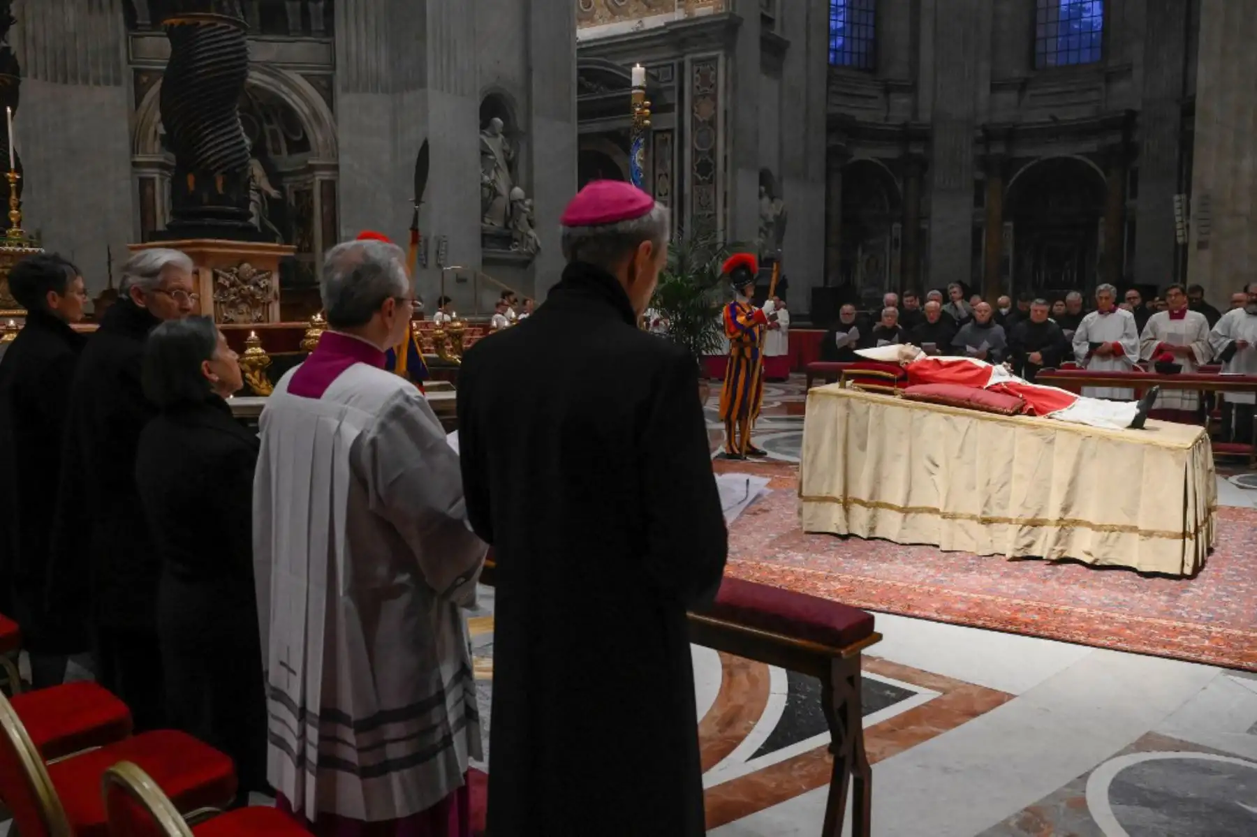 Representantes de la Iglesia presentan sus respetos ante el cuerpo del Papa Emérito Benedicto XVI en la Basílica de San Pedro en el Vaticano. Foto: AFP