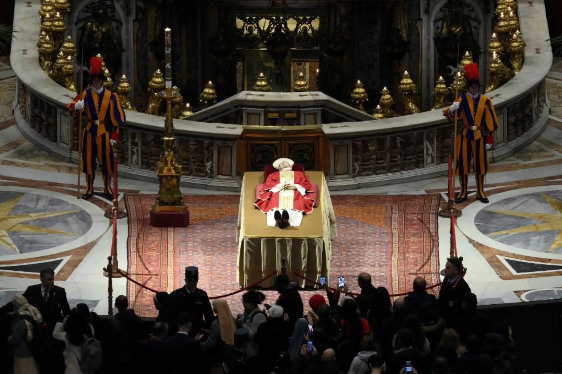 Representantes de la Iglesia presentan sus respetos ante el cuerpo del Papa Emérito Benedicto XVI en la Basílica de San Pedro en el Vaticano. Foto: AFP