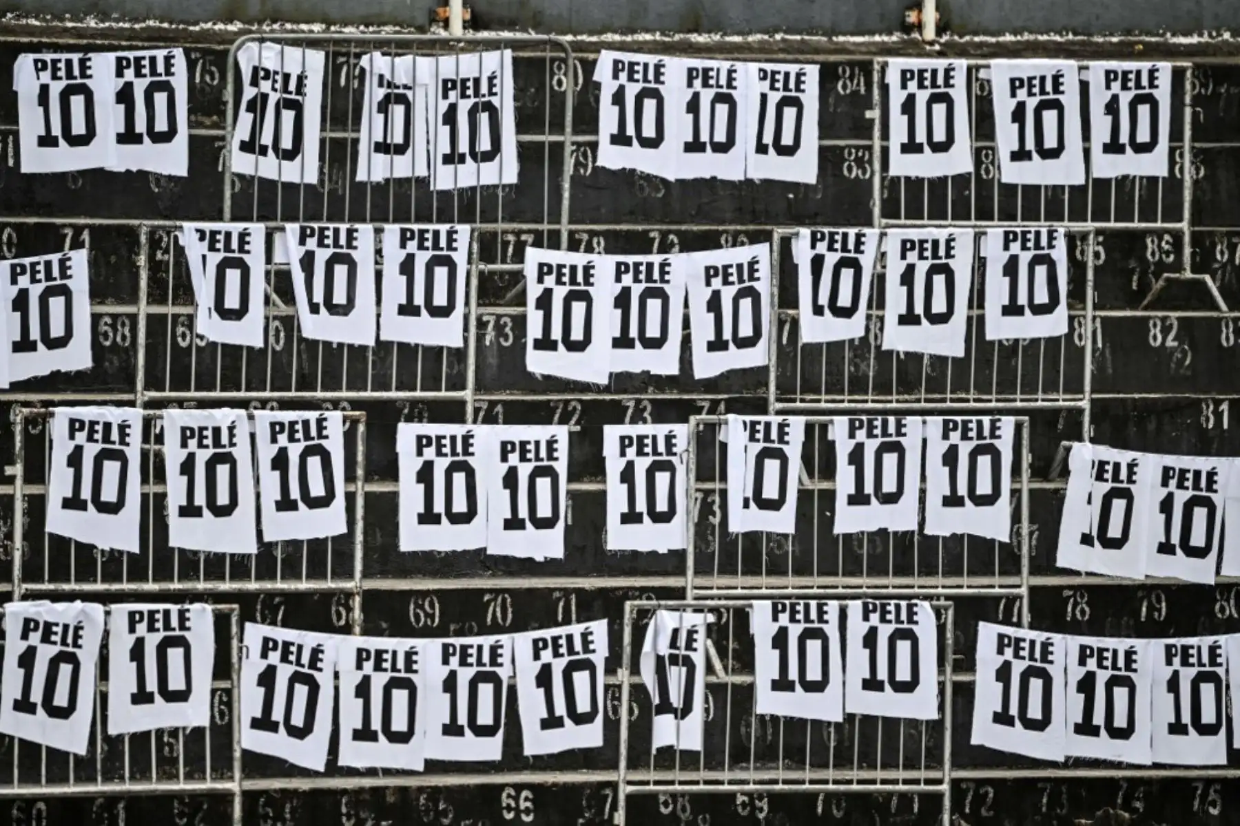 Homenaje dentro del estadio Vila Belmiro antes del inicio del velorio de la leyenda del fútbol brasileño Pelé en Santos, en Sao Paulo. Foto: AFP
