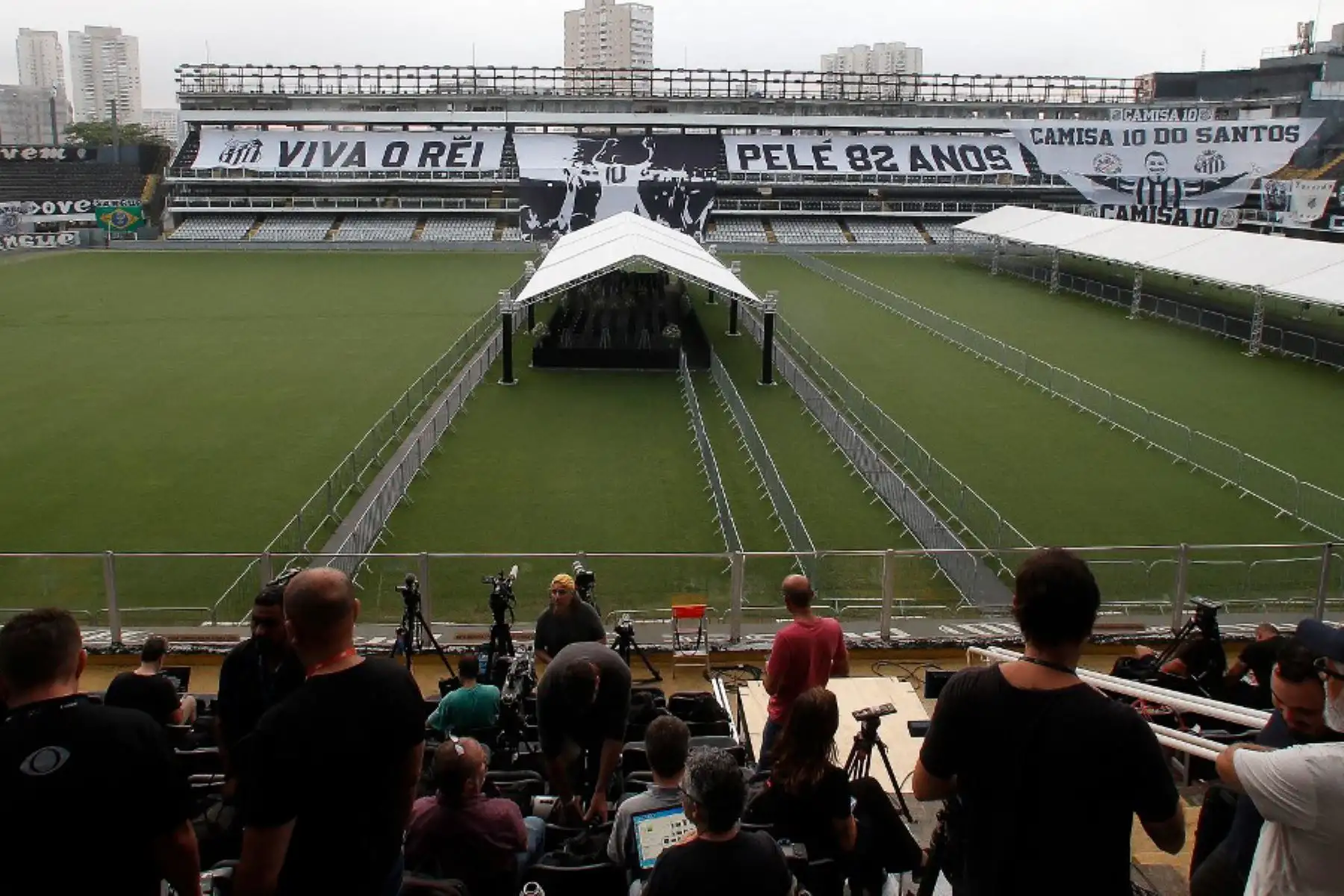 Una vista general muestra el estadio Vila Belmiro antes del inicio del velorio de la leyenda del fútbol brasileño Pelé en la ciudad de Santos, en Sao Paulo. Foto: AFP