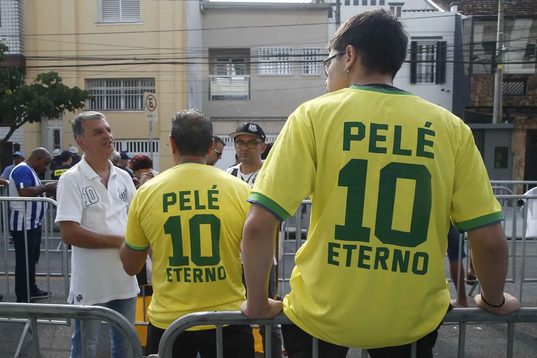La gente se reúne antes del inicio del velorio de la leyenda del fútbol brasileño Pelé en el estadio Vila Belmiro de Santos, Sao Paulo. Foto: AFP