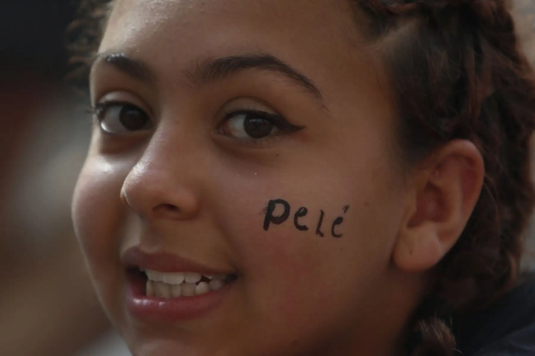 La gente se reúne antes del inicio del velorio de la leyenda del fútbol brasileño Pelé en el estadio Vila Belmiro de Santos, Sao Paulo. Foto: AFP