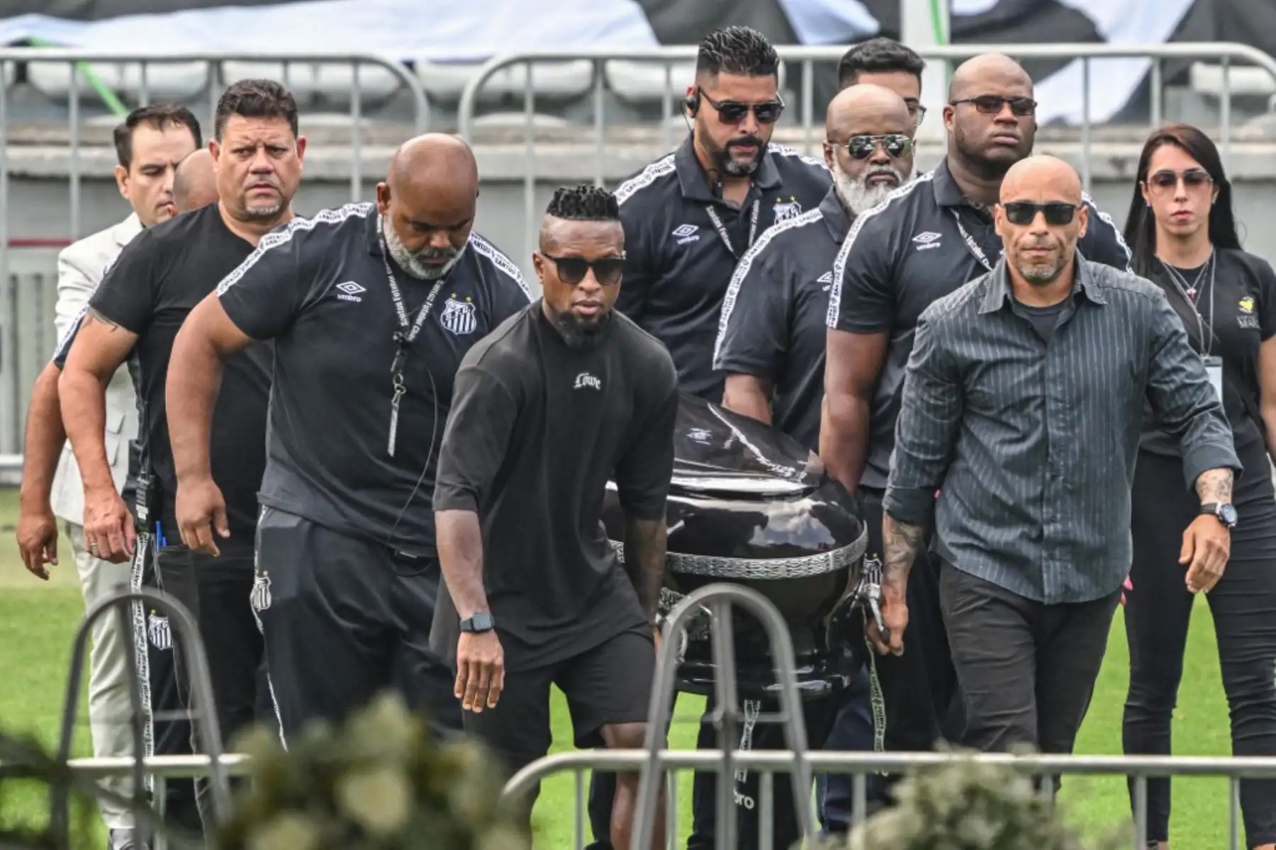 La gente transporta el ataúd de la leyenda del fútbol brasileño Pelé al estadio Urbano Caldeira en Santos, Sao Paulo, Brasil. Foto: AFP