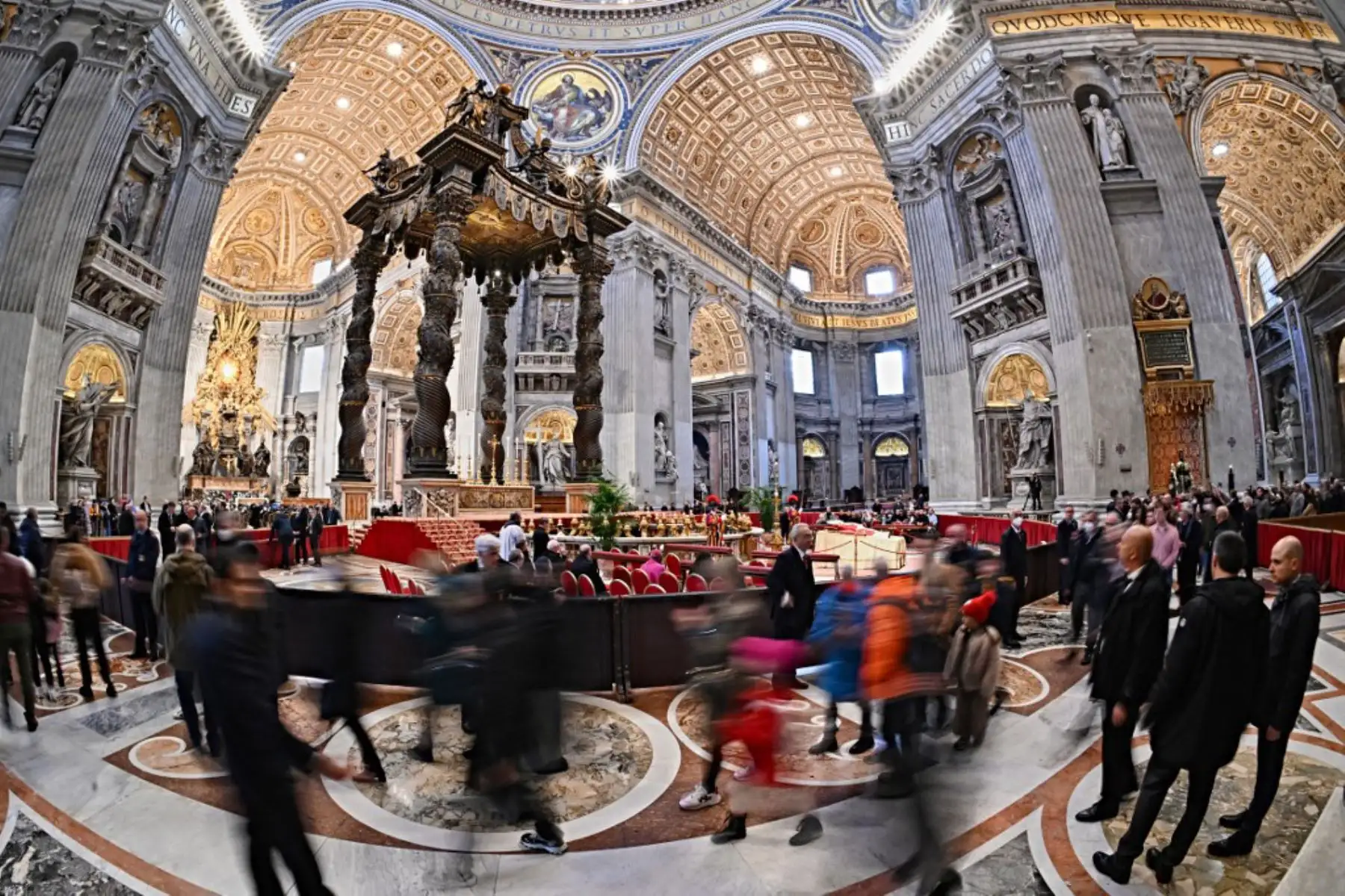 El cuerpo del papa emérito Benedicto XVI yaciendo en la Basílica de San Pedro en el Vaticano. Foto: AFP