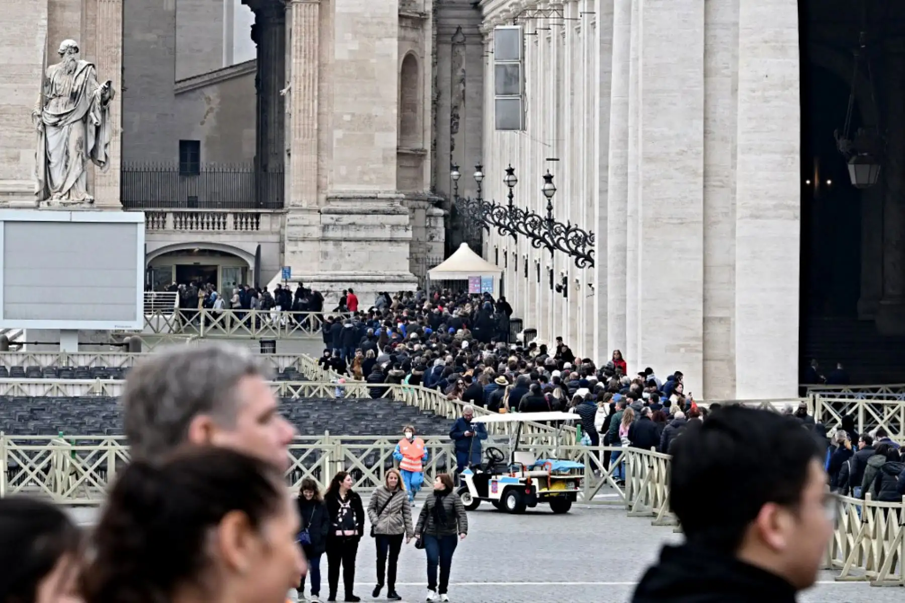 La gente espera en fila para rendir homenaje al cuerpo del Papa Emérito Benedicto XVI en la basílica de San Pedro en el Vaticano. Foto: AFP