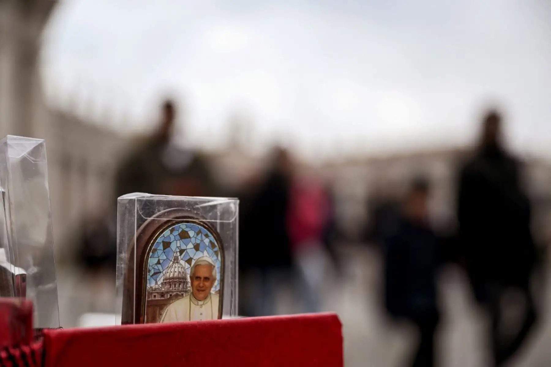 Una imagen enmarcada conmemorativa del difunto papa Benedicto XVI se ve en la Piazza San Pietro en el Vaticano. Foto: AFP