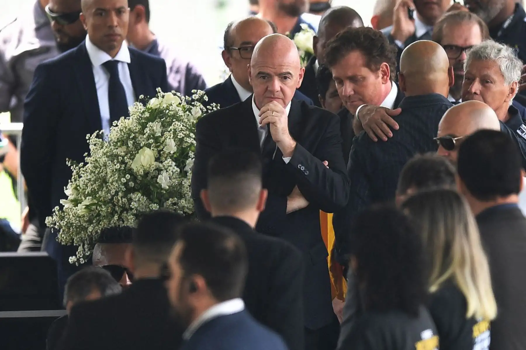 El presidente de la FIFA Gianni Infantino, asiste al velorio de la leyenda del fútbol brasileño Pelé en el estadio Urbano Caldeira en Santos, Sao Paulo, Brasil. Foto: AFP