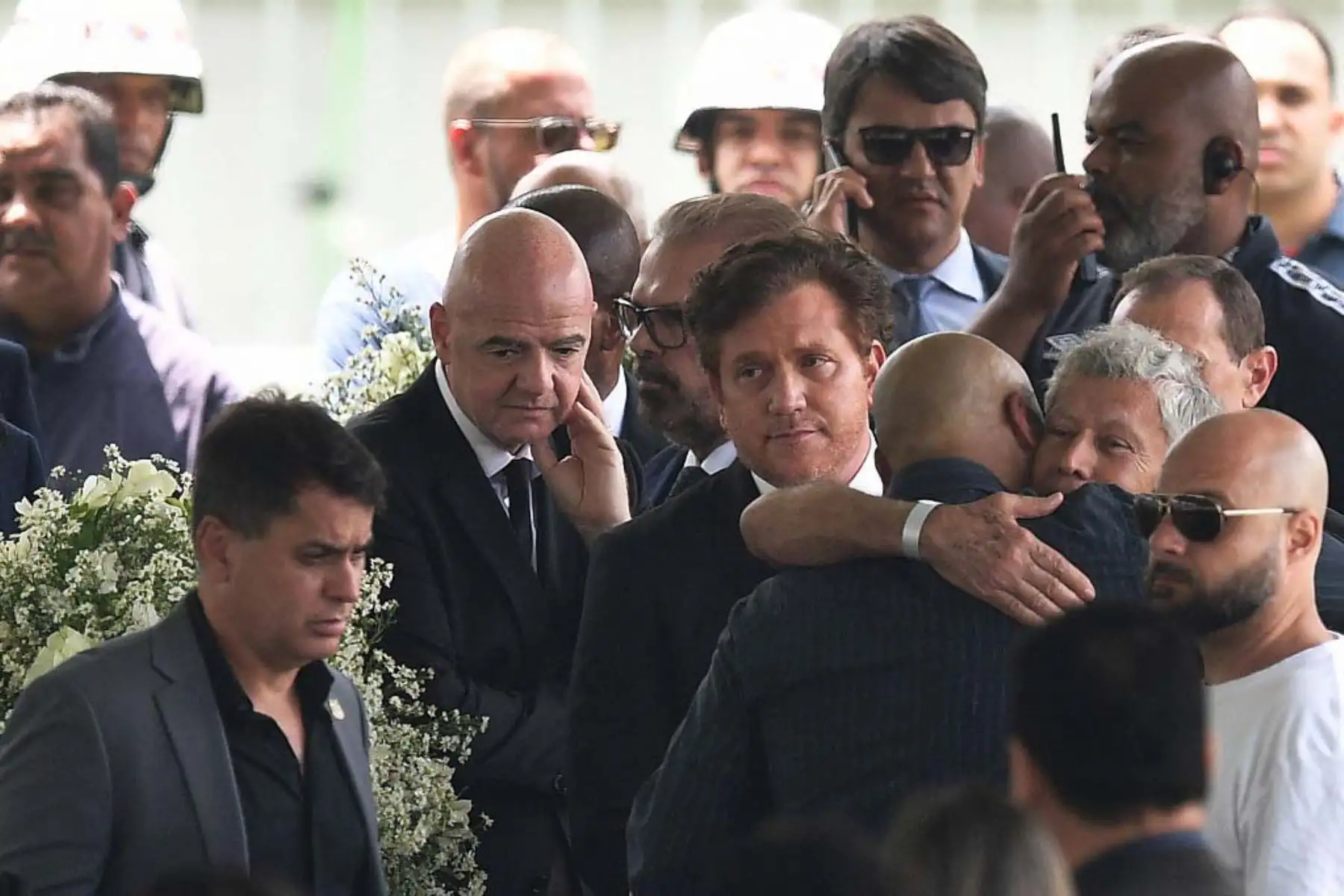 El presidente de la FIFA Gianni Infantino, asiste al velorio de la leyenda del fútbol brasileño Pelé en el estadio Urbano Caldeira en Santos, Sao Paulo, Brasil. Foto: AFP