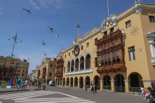 Regidora de la Municipalidad de Lima indicó que la concesionaria de la Línea 2 del Metro presentó el plan de desvíos para el inicio de obras de la Estación Central de la Línea 2 del Metro recién el viernes 5 de julio, sin ofrecer el tiempo necesario para verificar la documentación, ni para realizar una marcha blanca en las vías que serían intervenidas. ANDINA/Andrés Valle