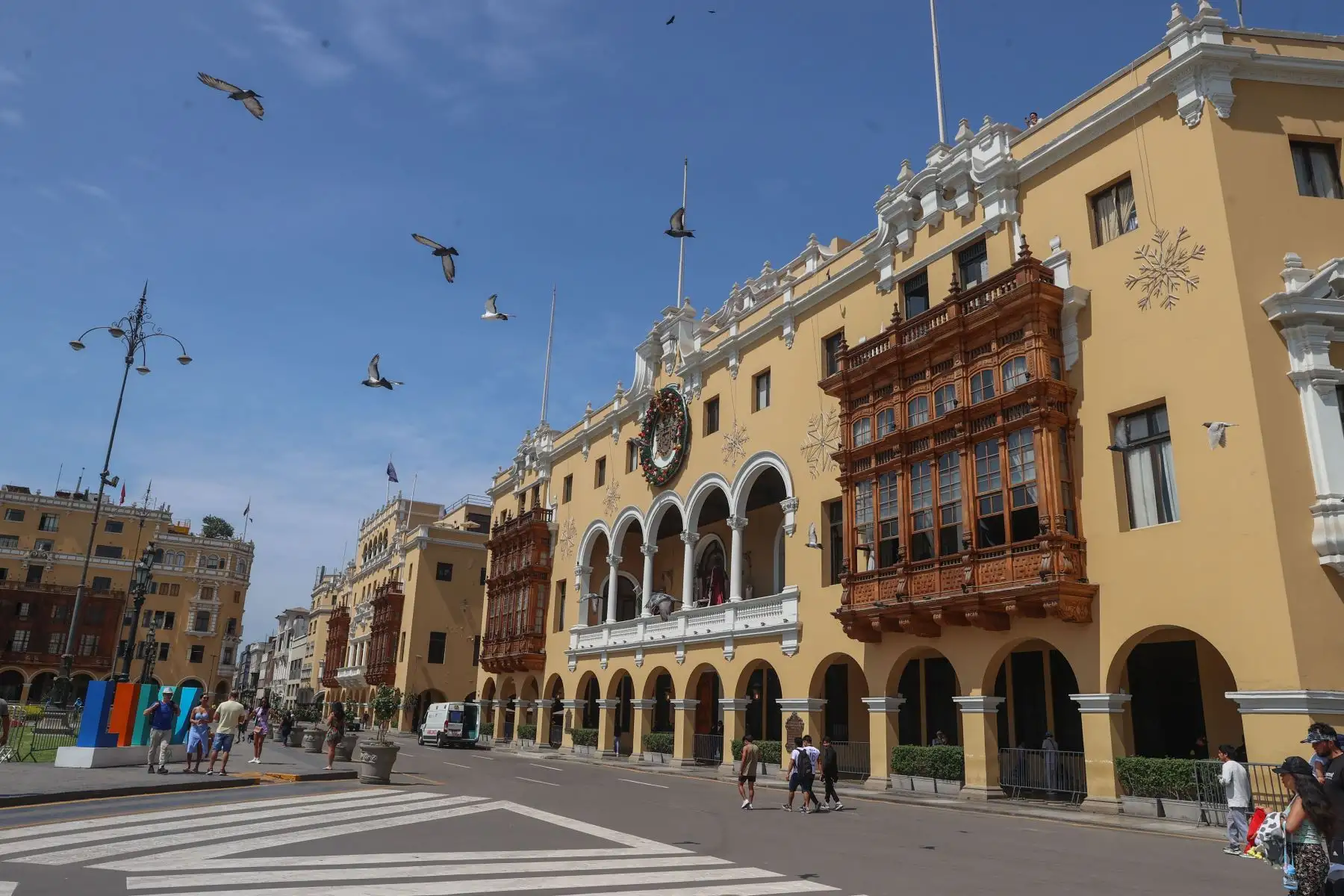 Regidora de la Municipalidad de Lima indicó que la concesionaria de la Línea 2 del Metro presentó el plan de desvíos para el inicio de obras de la Estación Central de la Línea 2 del Metro recién el viernes 5 de julio, sin ofrecer el tiempo necesario para verificar la documentación, ni para realizar una marcha blanca en las vías que serían intervenidas. ANDINA/Andrés Valle