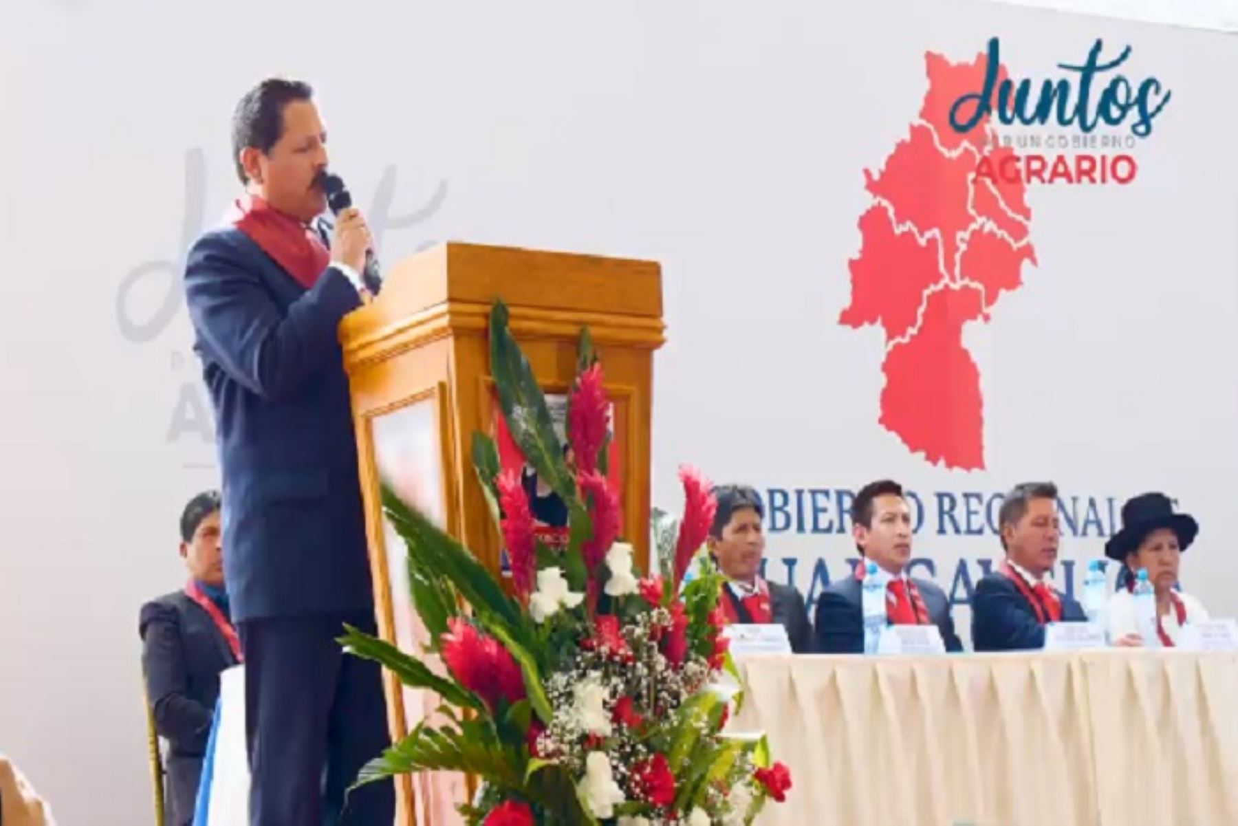 Gobernador regional Leoncio Huayllani Taype redoblará todos sus esfuerzos por mejorar las vías de comunicación y que se concluyan carreteras que unen a Huancavelica y Castrovirreyna o la que une con Lima