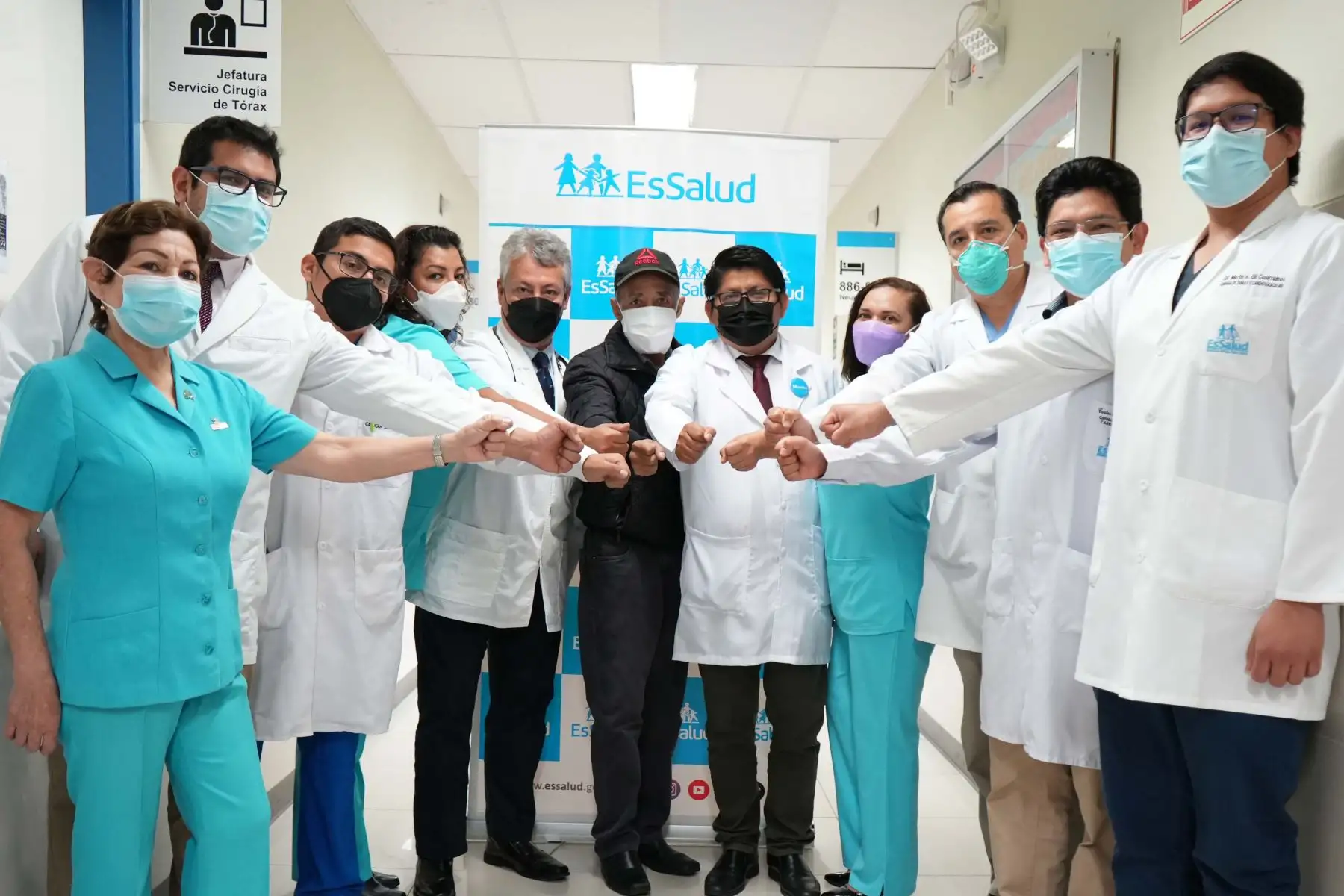 En esta intervención, por primera vez se realiza en un adulto mayor y consistió en retirar ambos pulmones dañados afectados por la fibrosis y fueron reemplazados por los pulmones de una joven de 22 años, limeña, quien falleció por muerte cerebral y cuya intervención duró 11 horas. Foto: EsSalud