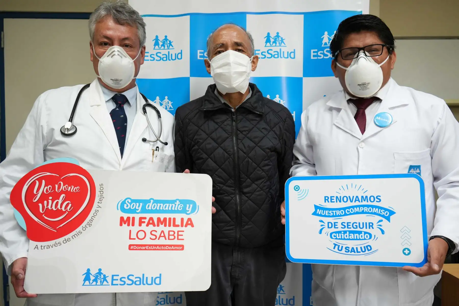 En un acto sin precedentes, por primera vez se realizó un trasplante bipulmonar secuencial a un paciente adulto mayor que padecía de fibrosis pulmonar y era dependiente de oxígeno para sobrevivir, pero hoy gracias a esta proeza médica, realizado el 15 de octubre último, el paciente se encuentra en franca recuperación. Foto: EsSalud