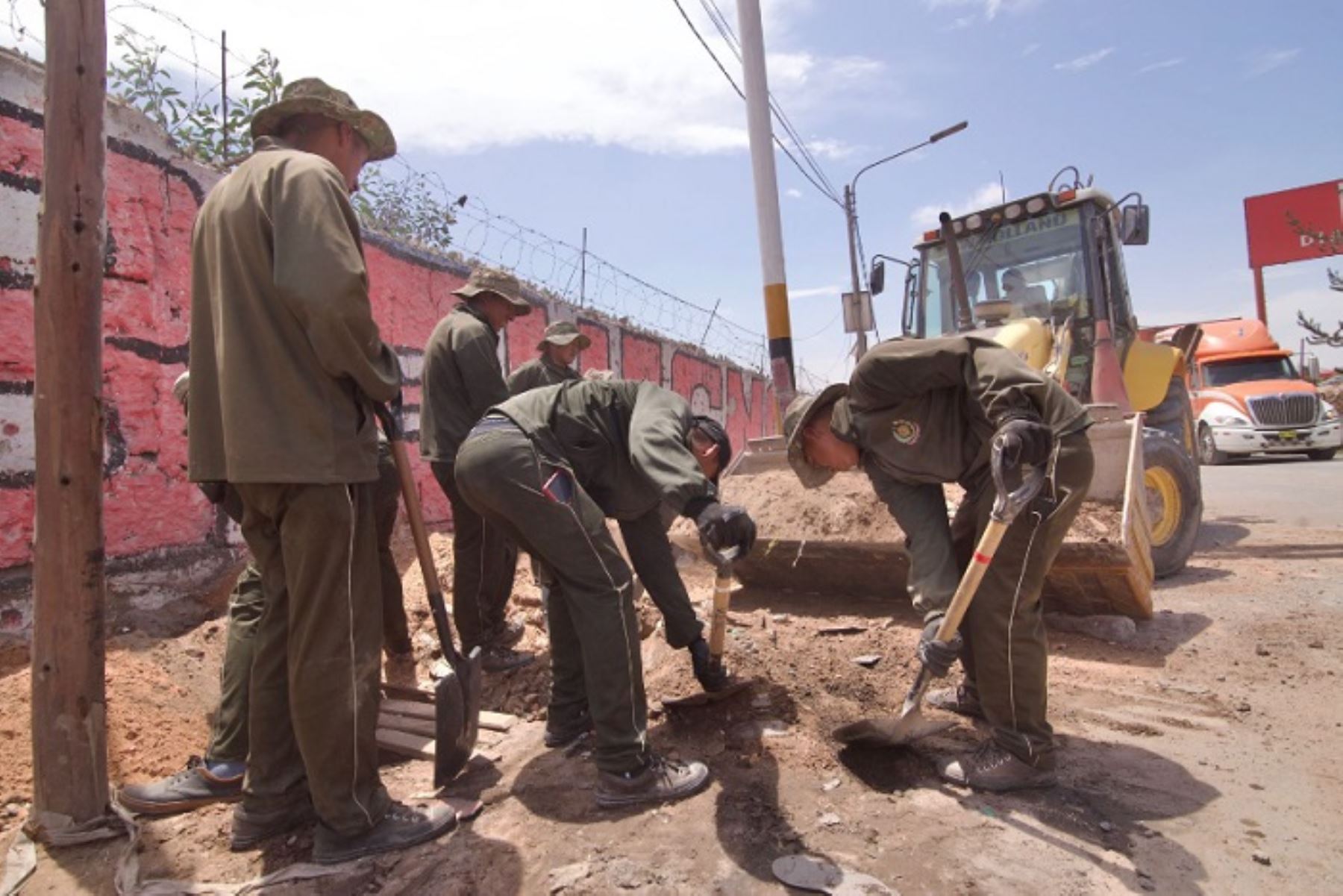 Soldados del Ejército limpian vías de ingreso a ciudad de Arequipa afectadas por protestas. Foto: Gobierno regional .