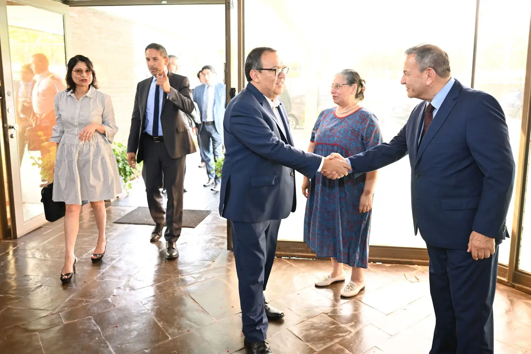 En compañía del Premier Alberto Otárola, la canciller Ana Cecilia Gervasi, visitó la Embajada del Perú en Brasilia y coordinó acciones con el embajador Rómulo Acurio y personal de la referida misión diplomática. Foto: Cancillería Perú
