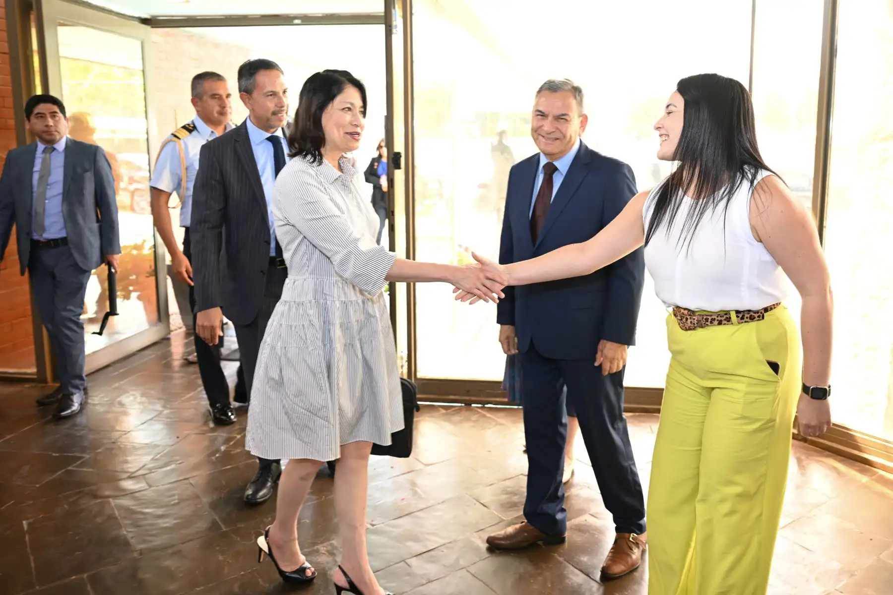 En compañía del Premier Alberto Otárola, la canciller Ana Cecilia Gervasi, visitó la Embajada del Perú en Brasilia y coordinó acciones con el embajador Rómulo Acurio y personal de la referida misión diplomática. Foto: Cancillería Perú