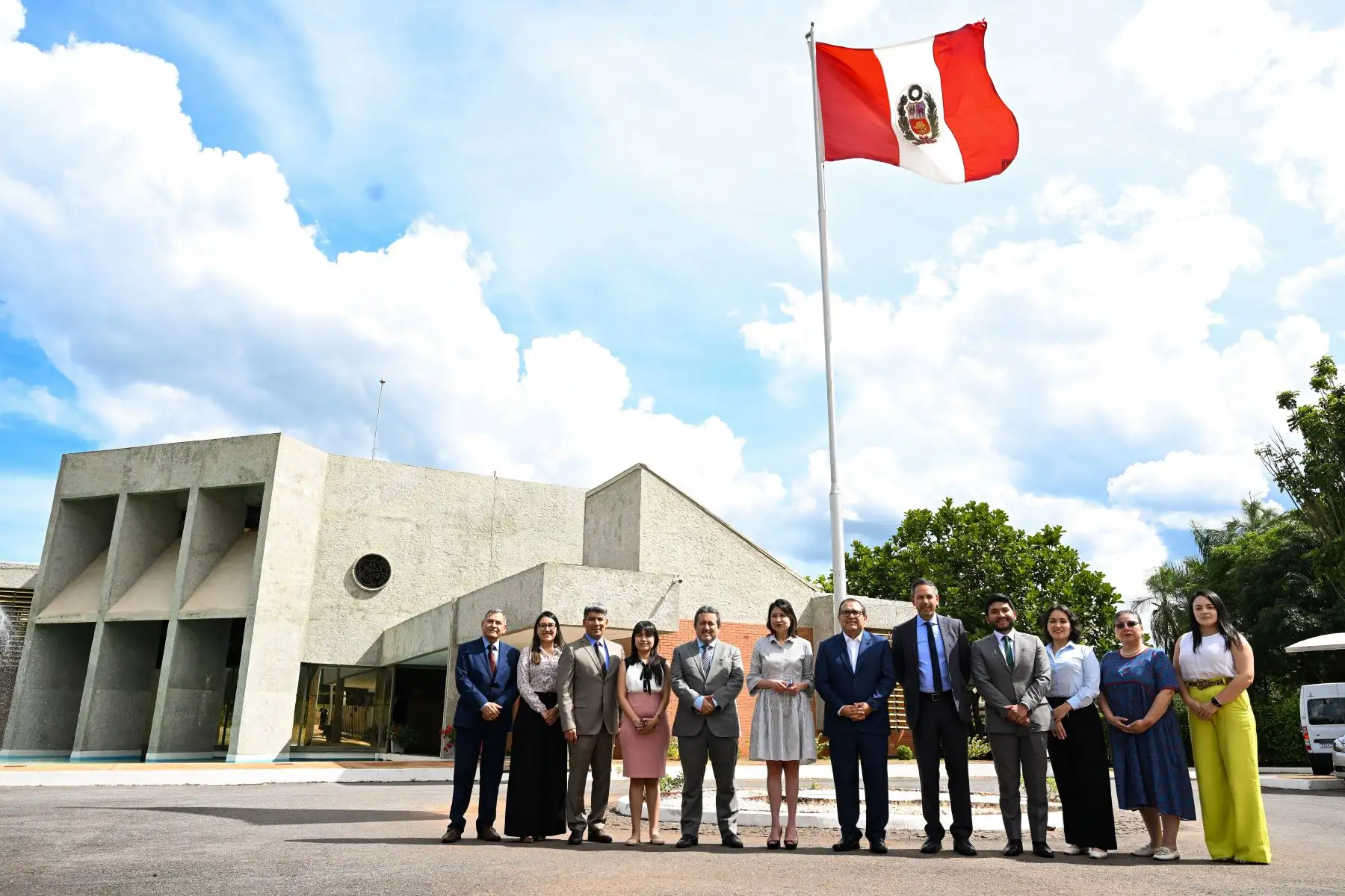 En compañía del Premier Alberto Otárola, la canciller Ana Cecilia Gervasi, visitó la Embajada del Perú en Brasilia y coordinó acciones con el embajador Rómulo Acurio y personal de la referida misión diplomática. Foto: Cancillería Perú