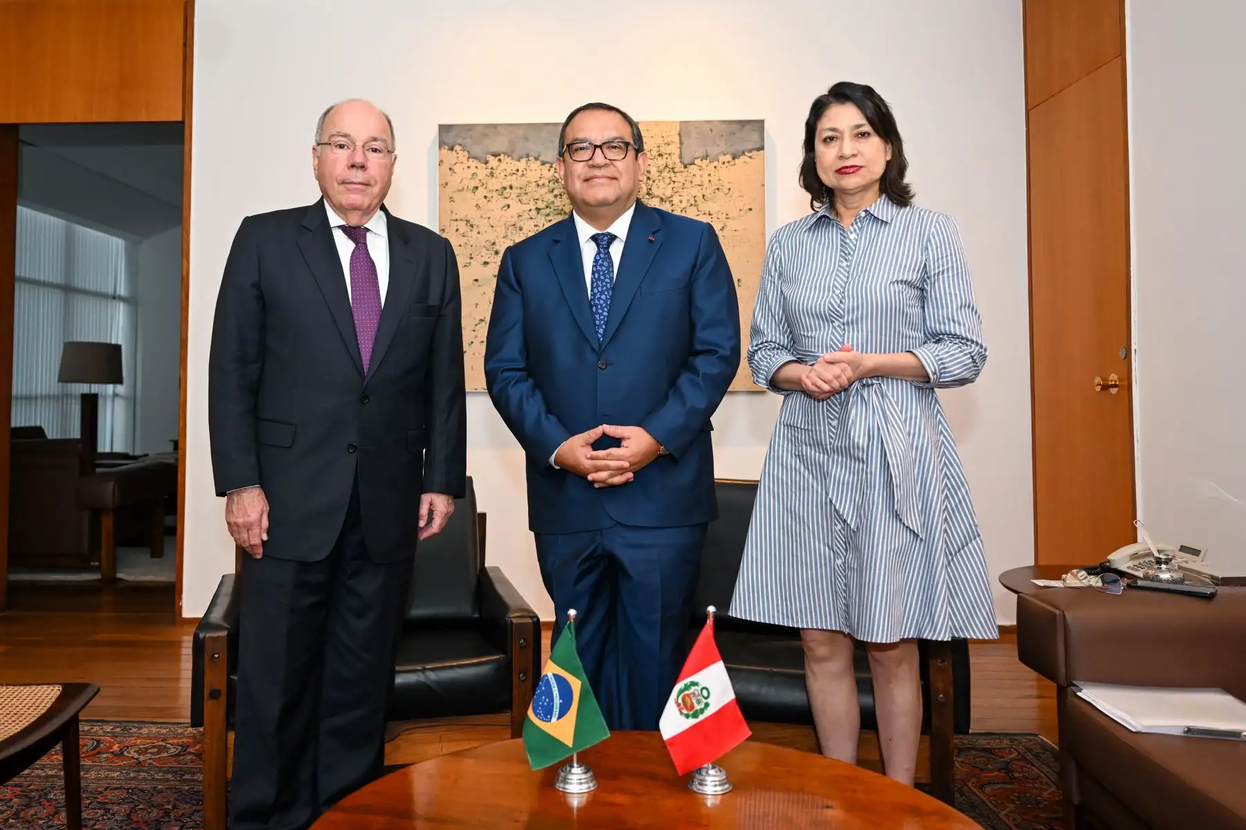 En el marco de su participación en la transmisión de mando presidencial en Brasil, el premier. Alberto Otarola y la canciller Gervasi sostuvieron un encuentro con el canciller Mauro Vieira, quien reiteró el apoyo de su gobierno al proceso democrático institucional del Perú. Foto:ANDINA/Cancillería