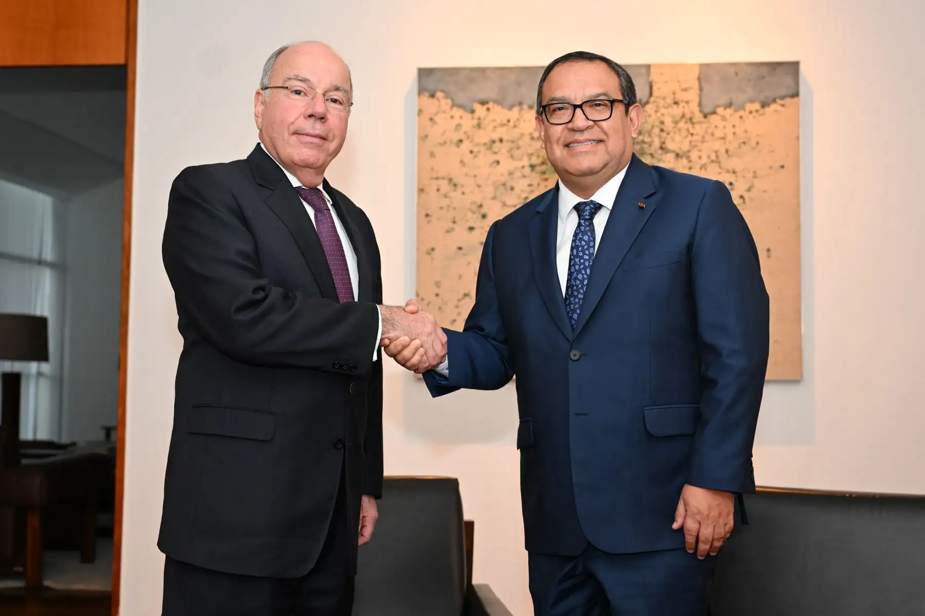 En el marco de su participación en la transmisión de mando presidencial en Brasil, el premier. Alberto Otarola y la canciller Gervasi sostuvieron un encuentro con el canciller Mauro Vieira, quien reiteró el apoyo de su gobierno al proceso democrático institucional del Perú. Foto:ANDINA/Cancillería