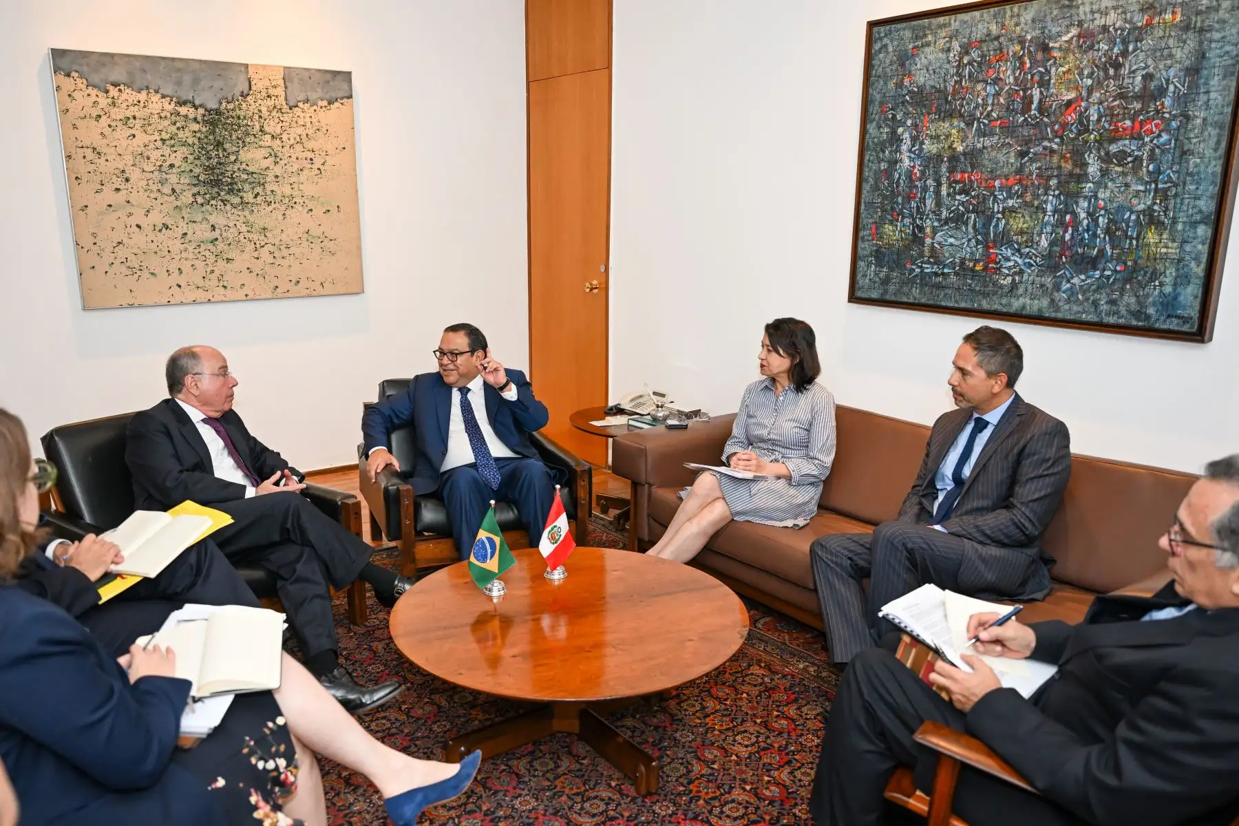 En el marco de su participación en la transmisión de mando presidencial en Brasil, el premier. Alberto Otarola y la canciller Gervasi sostuvieron un encuentro con el canciller Mauro Vieira, quien reiteró el apoyo de su gobierno al proceso democrático institucional del Perú. Foto:ANDINA/Cancillería