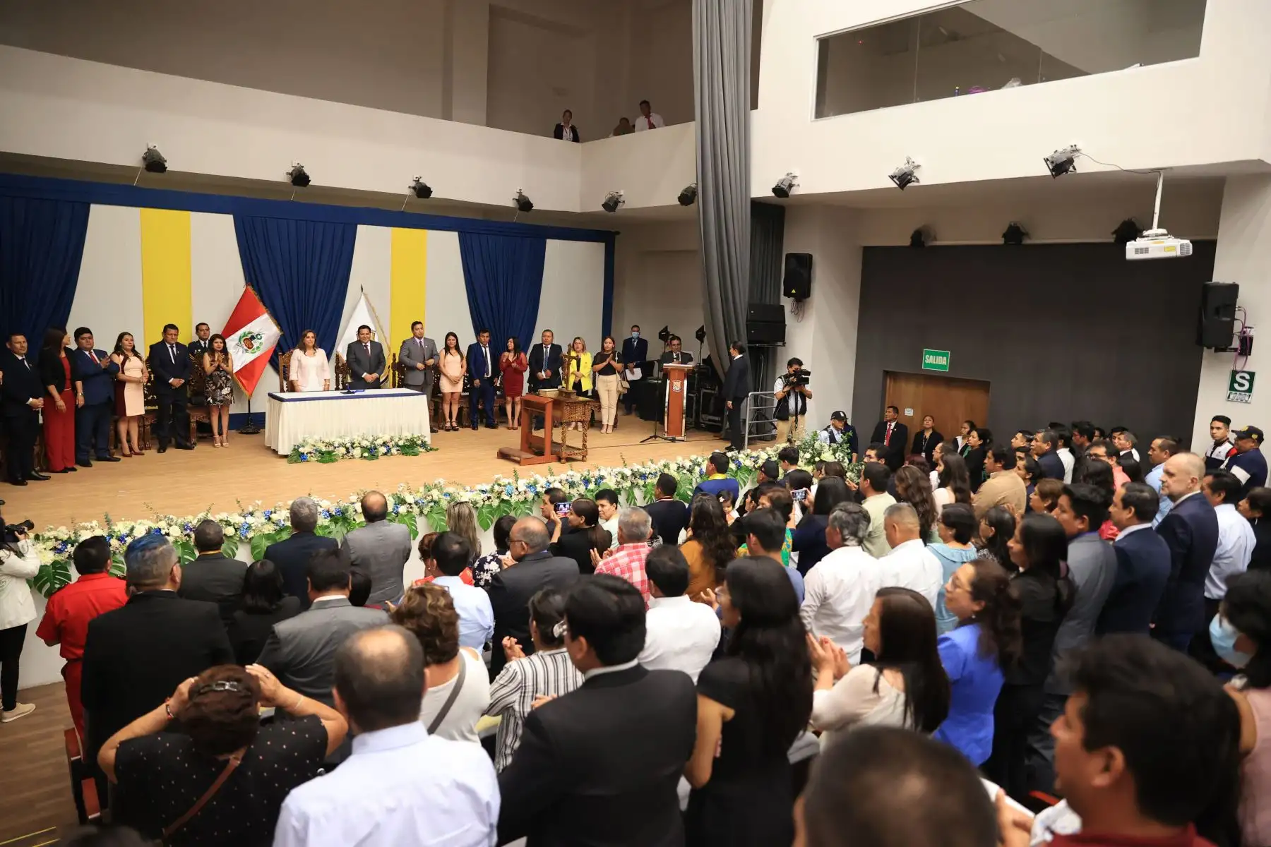 Presidenta de la república, Dina Boluarte, asiste a la ceremonia de juramentación del alcalde de Villa El Salvador, Guido Iñigo Peralta y del Concejo Municipal.Foto: ANDINA/Prensa Presidencia