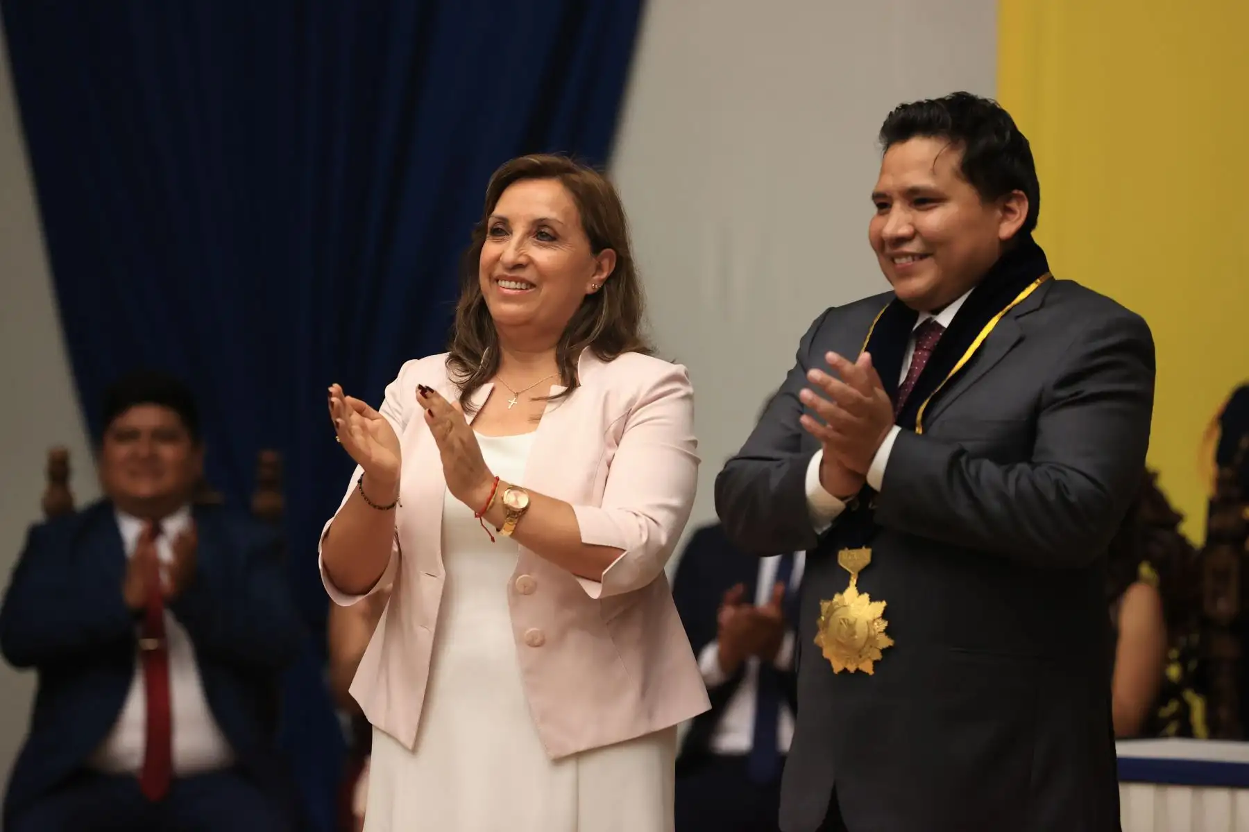 Presidenta de la república, Dina Boluarte, asiste a la ceremonia de juramentación del alcalde de Villa El Salvador, Guido Iñigo Peralta y del Concejo Municipal.Foto: ANDINA/Prensa Presidencia