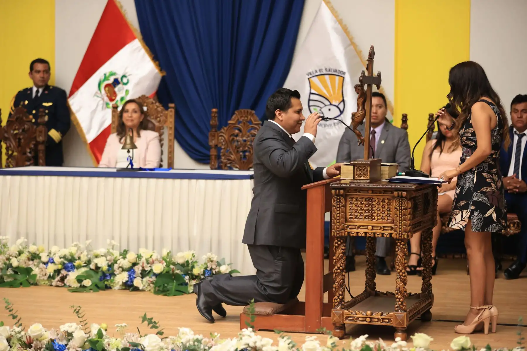 Presidenta de la república, Dina Boluarte, asiste a la ceremonia de juramentación del alcalde de Villa El Salvador, Guido Iñigo Peralta y del Concejo Municipal.Foto: ANDINA/Prensa Presidencia