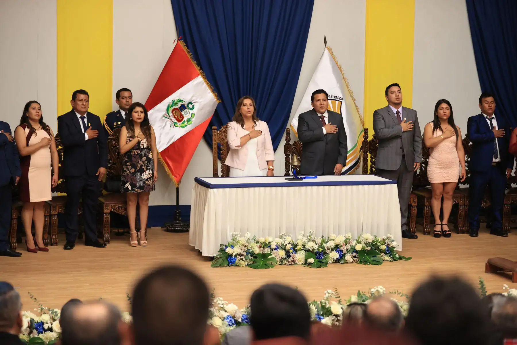 Presidenta de la república, Dina Boluarte, asiste a la ceremonia de juramentación del alcalde de Villa El Salvador, Guido Iñigo Peralta y del Concejo Municipal.Foto: ANDINA/Prensa Presidencia