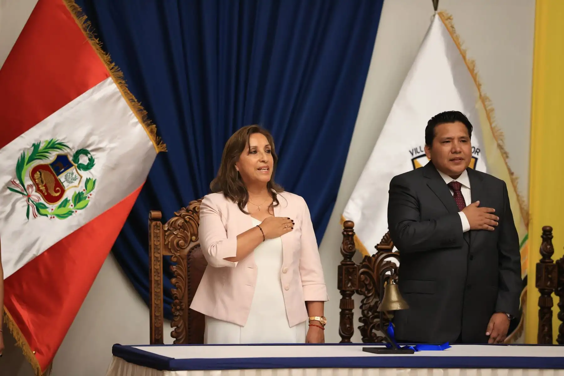 Presidenta de la república, Dina Boluarte, asiste a la ceremonia de juramentación del alcalde de Villa El Salvador, Guido Iñigo Peralta y del Concejo Municipal.Foto: ANDINA/Prensa Presidencia