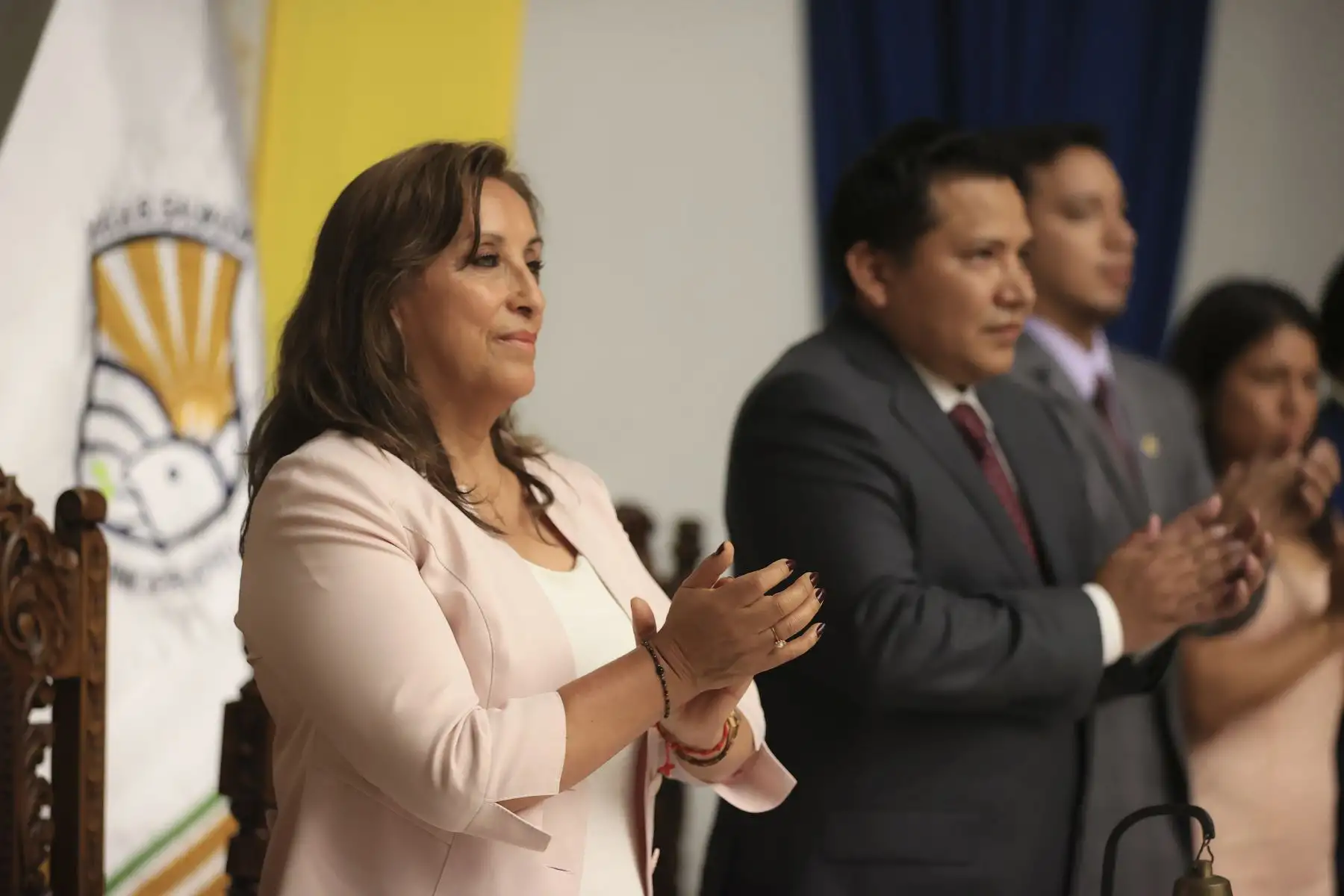 Presidenta de la república, Dina Boluarte, asiste a la ceremonia de juramentación del alcalde de Villa El Salvador, Guido Iñigo Peralta y del Concejo Municipal.Foto: ANDINA/Prensa Presidencia