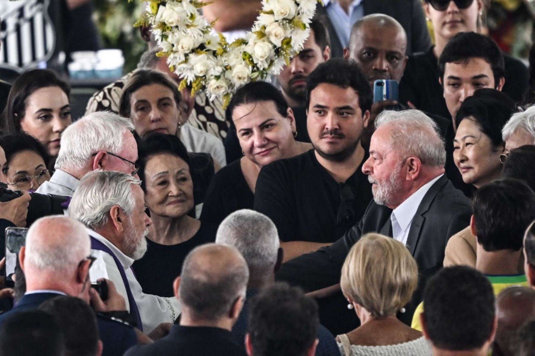 El presidente de Brasil, Luiz Inácio Lula da Silva, visita el velatorio de Pelé