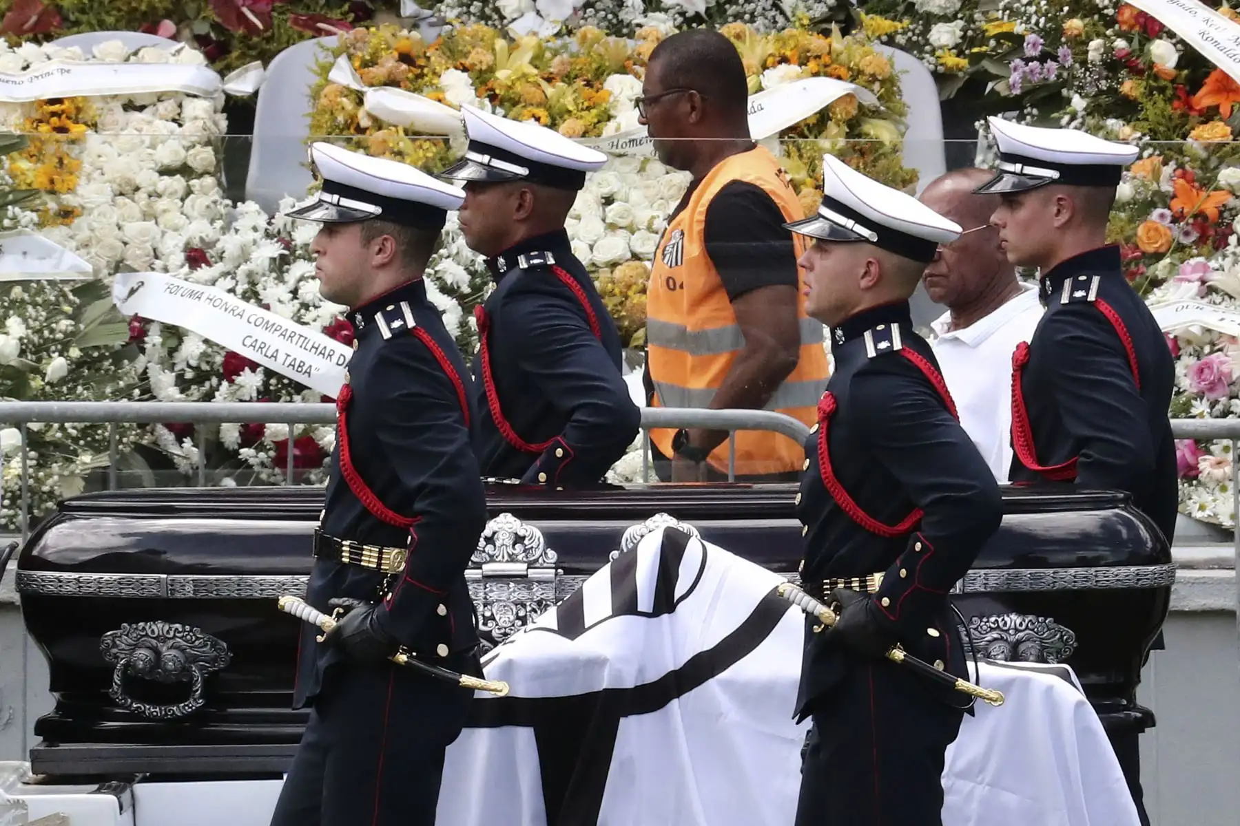 Miembros de una guardia de honor cargan el féretro con el cuerpo de la leyenda del fútbol Edson Arantes do Nascimento 