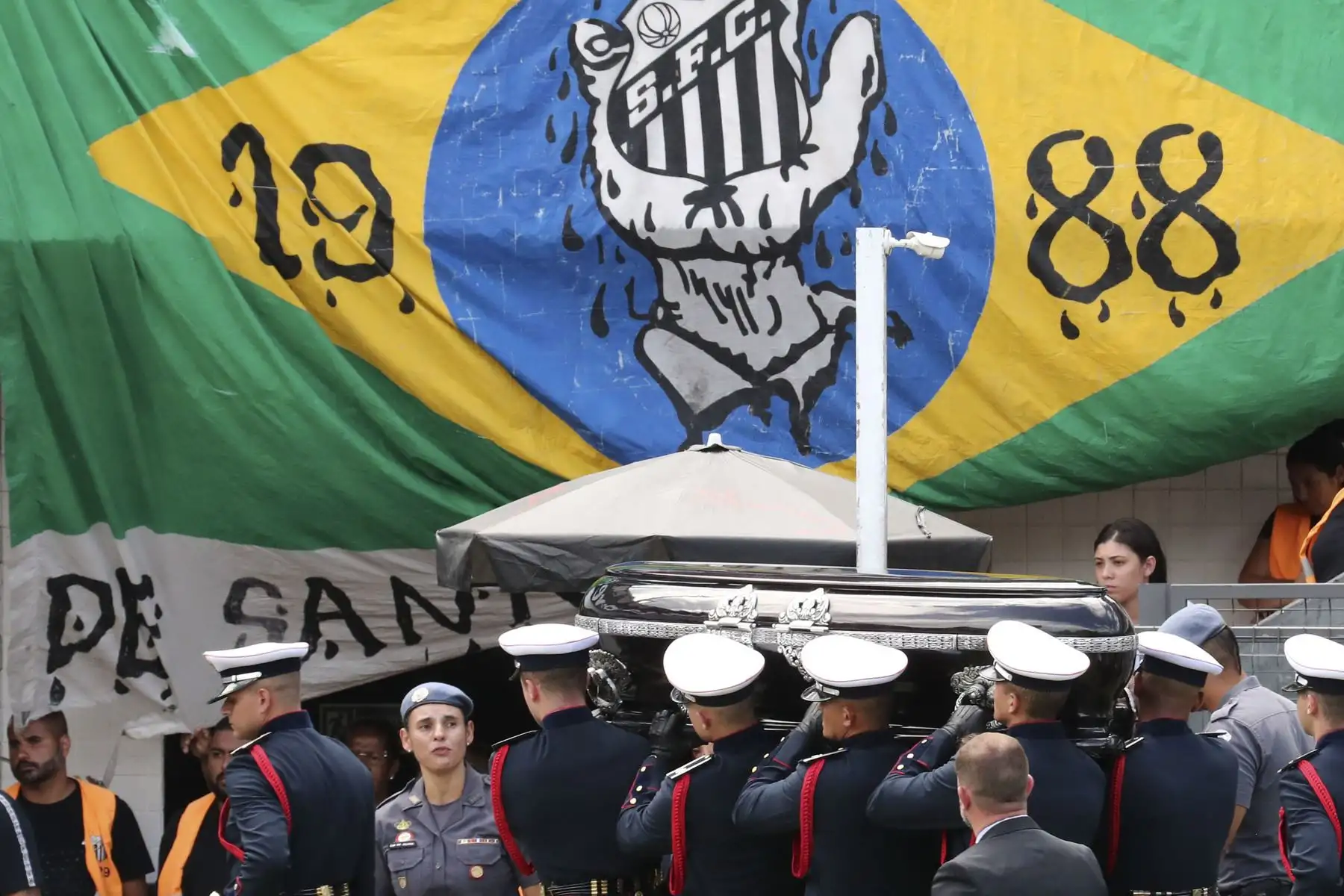 Miembros de una guardia de honor cargan el féretro con el cuerpo de la leyenda del fútbol Edson Arantes do Nascimento 