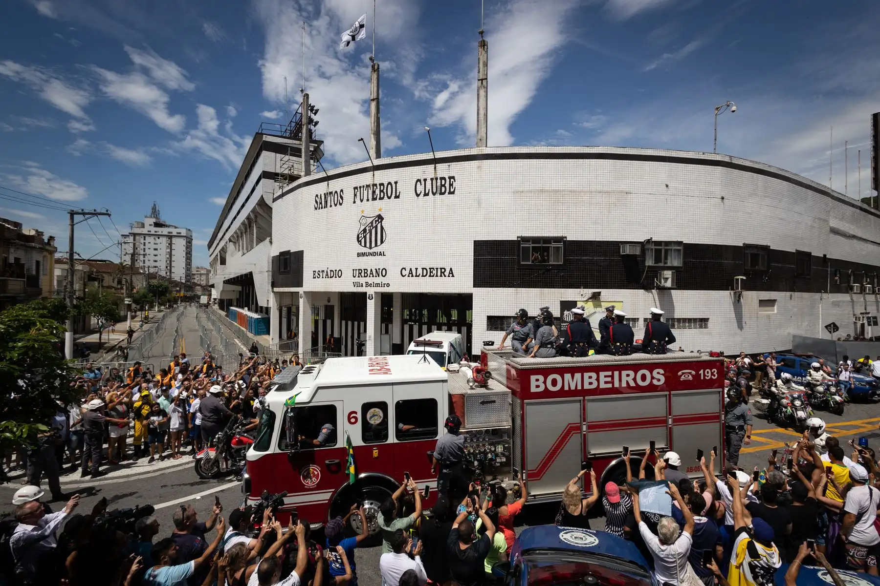 Un camión de bomberos que transporta el féretro con el cuerpo de la leyenda del fútbol Edson Arantes do Nascimento 