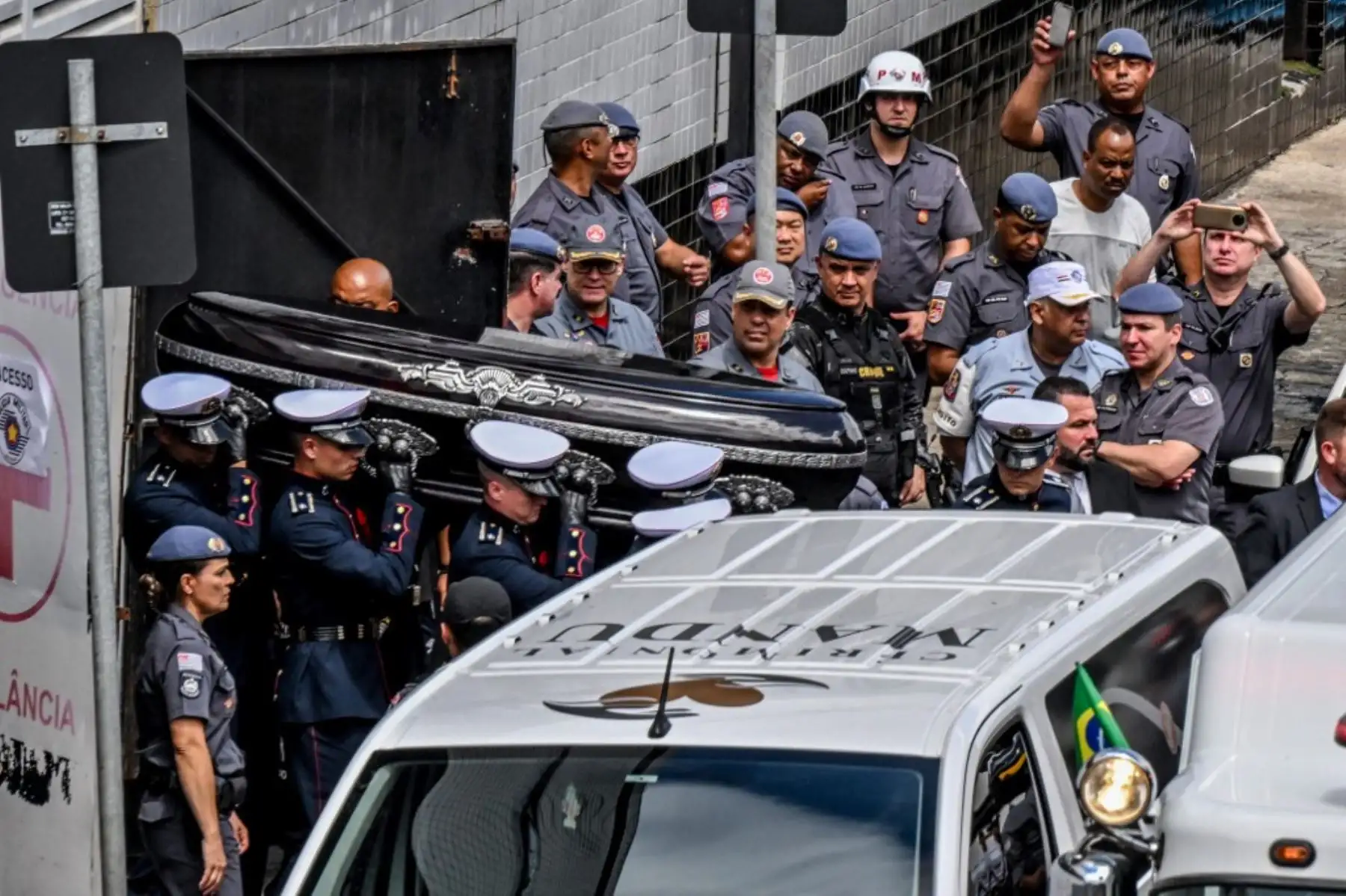 El ataúd de la estrella del fútbol Pelé es transportado a un camión de bomberos fuera del estadio Urbano Caldeira para comenzar una procesión fúnebre al Cementerio Conmemorativo de Santos en Santos, estado de Sao Paulo, Brasil. Foto: AFP