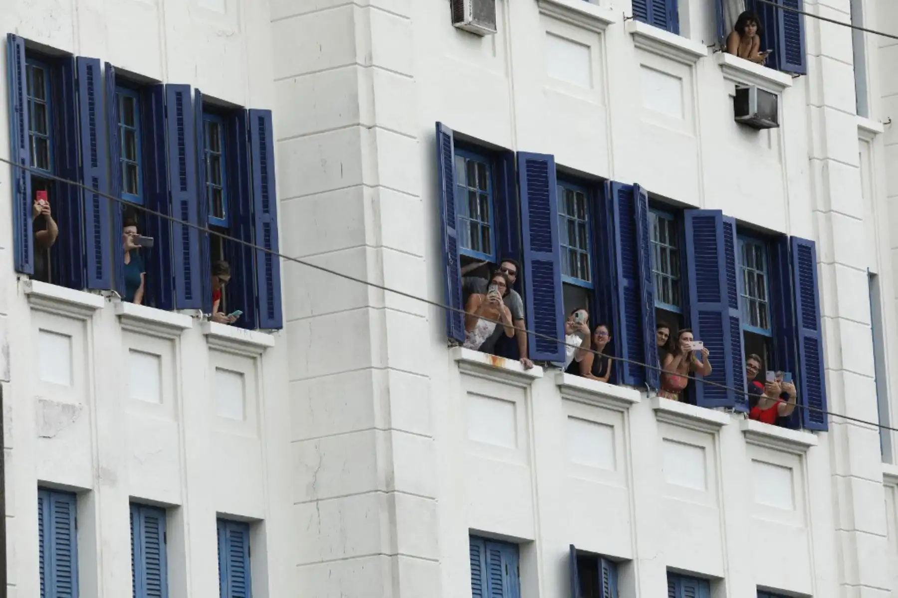 Fanáticos de la difunta estrella del fútbol brasileño Pelé se reúnen en la calle mientras un camión de bomberos transporta el ataúd de Pelé al Cementerio Conmemorativo de Santos en Santos, estado de Sao Paulo, Brasil. Foto: AFP