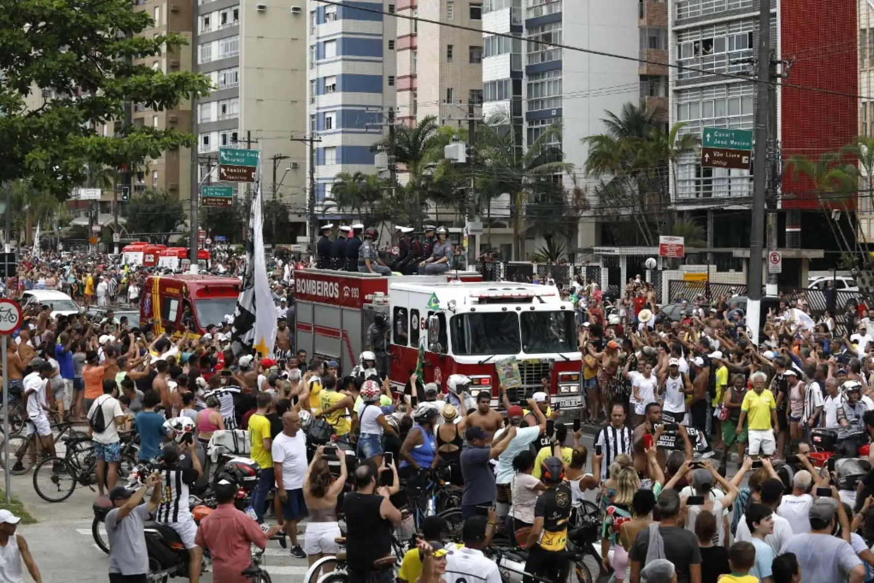Un camión de bomberos, transporta el féretro con el cuerpo de la leyenda del fútbol Edson Arantes do Nascimento 
