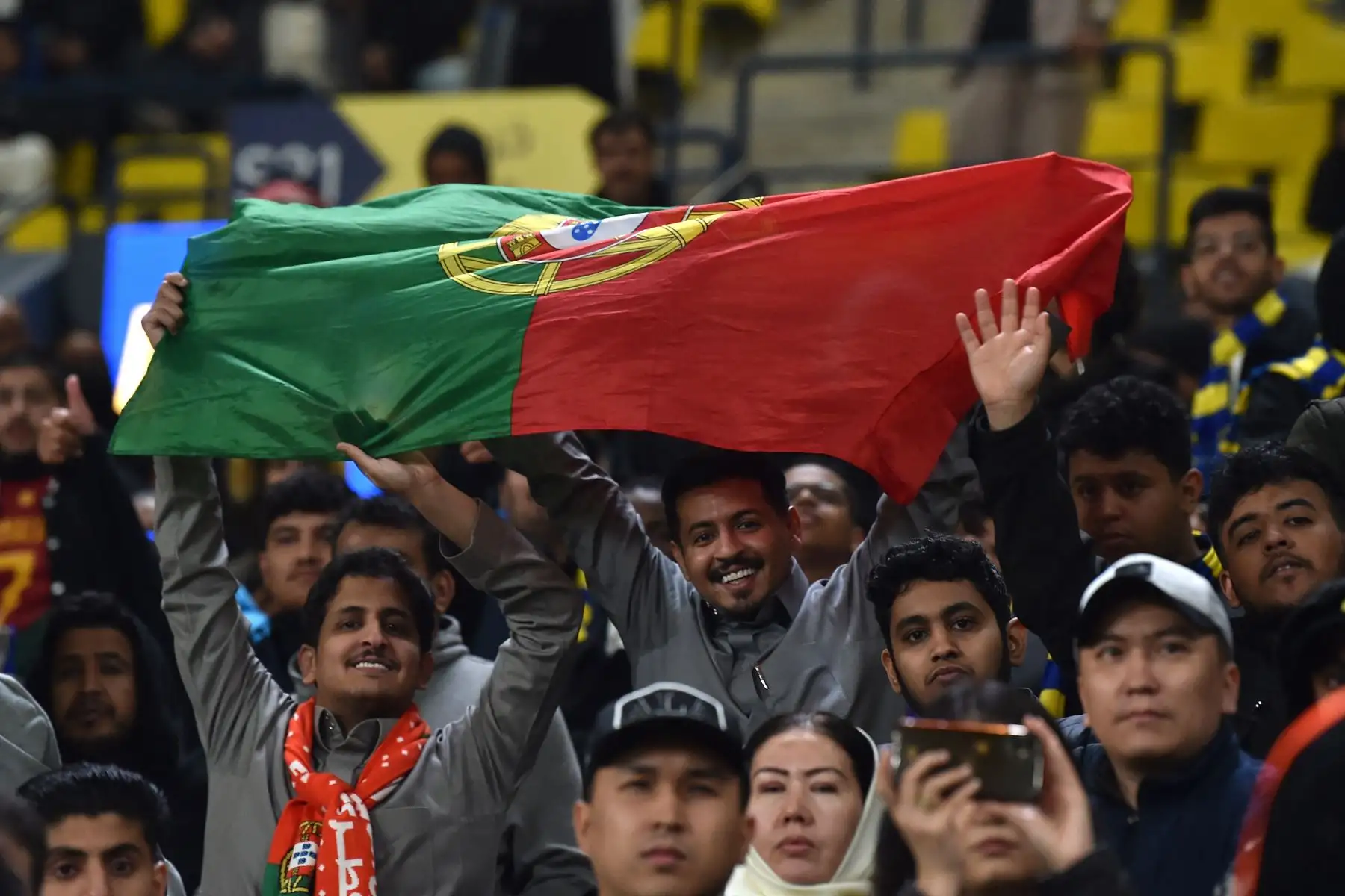 Un partidario de Al-Nassr ondea la bandera de Portugal durante la presentación del delantero portugués Cristiano Ronaldo en el Mrsool Park Stadium en la capital saudí, Riad, el 3 de enero de 2023.Foto: AFP