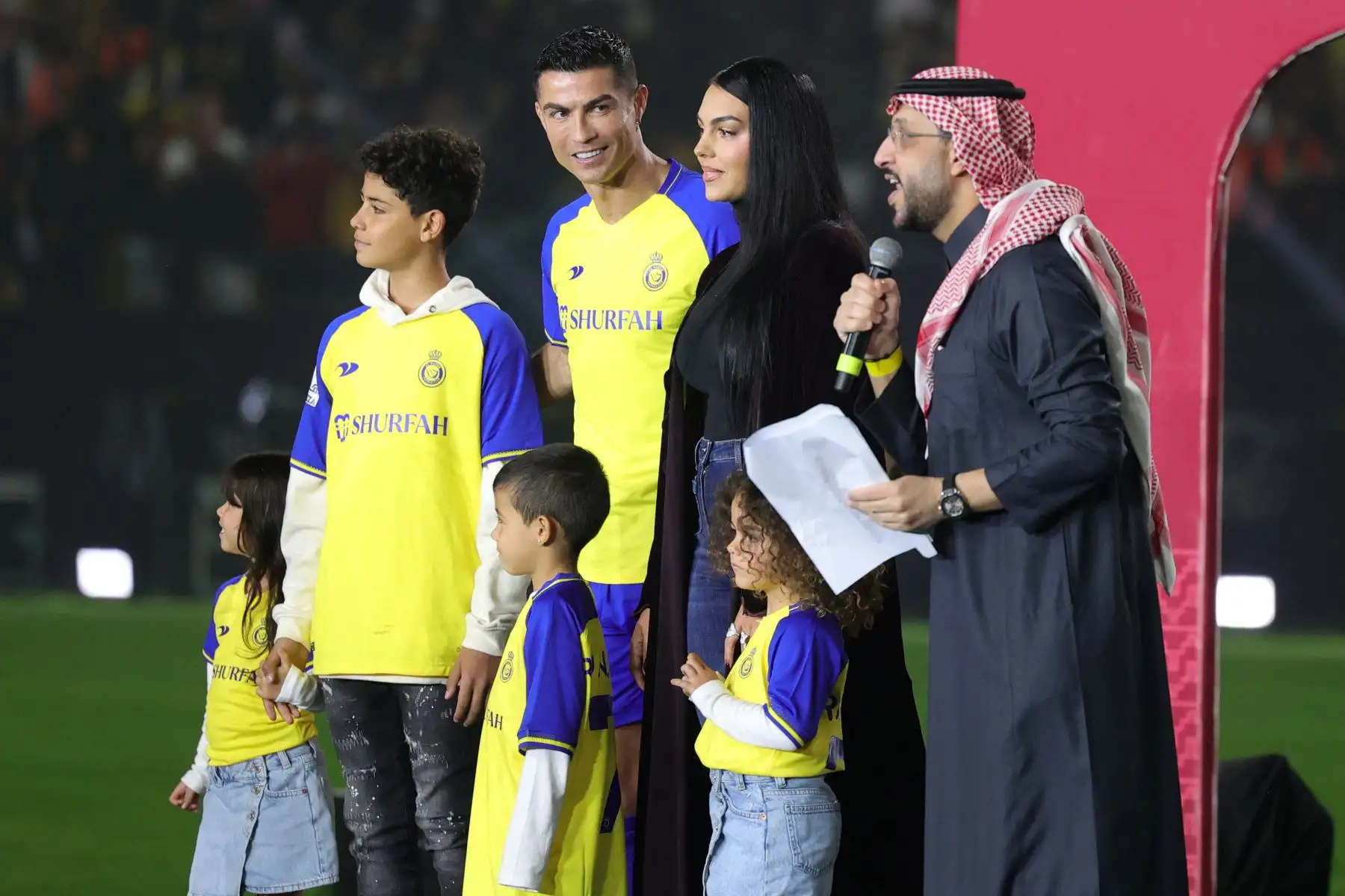 El nuevo delantero portugués de Al-Nassr, Cristiano Ronaldo, su pareja Georgina Rodríguez y sus hijos se paran en el escenario durante su inauguración en el estadio Mrsool Park en la capital saudí, Riad, el 3 de enero de 2023. Foto: AFP