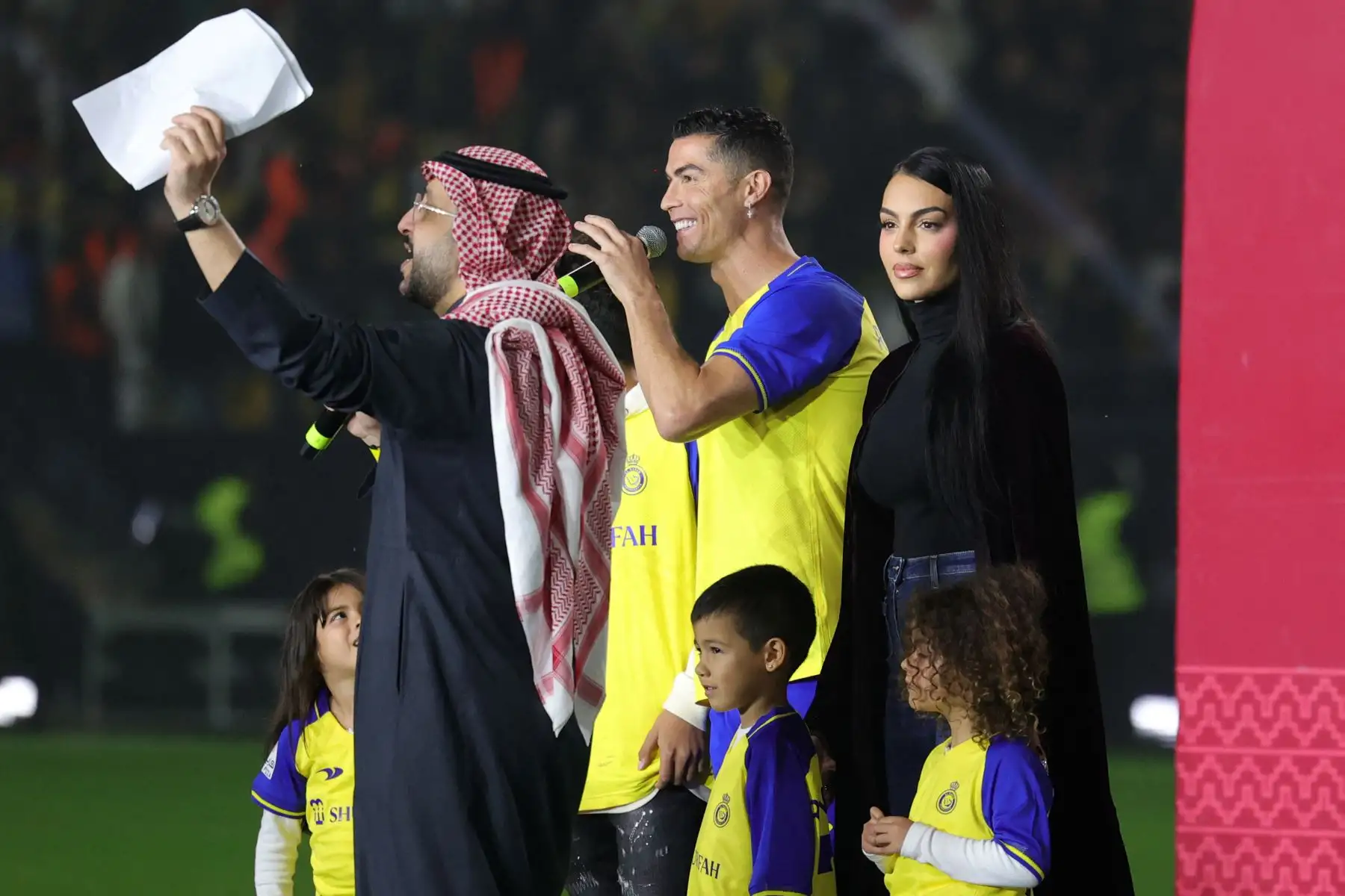 El nuevo delantero portugués de Al-Nassr, Cristiano Ronaldo (centro), su compañera Georgina Rodríguez (2.a-izq.) y sus hijos suben al escenario durante su inauguración en el estadio Mrsool Park de la capital saudí, Riad, el 3 de enero de 2023. Foto: AFP