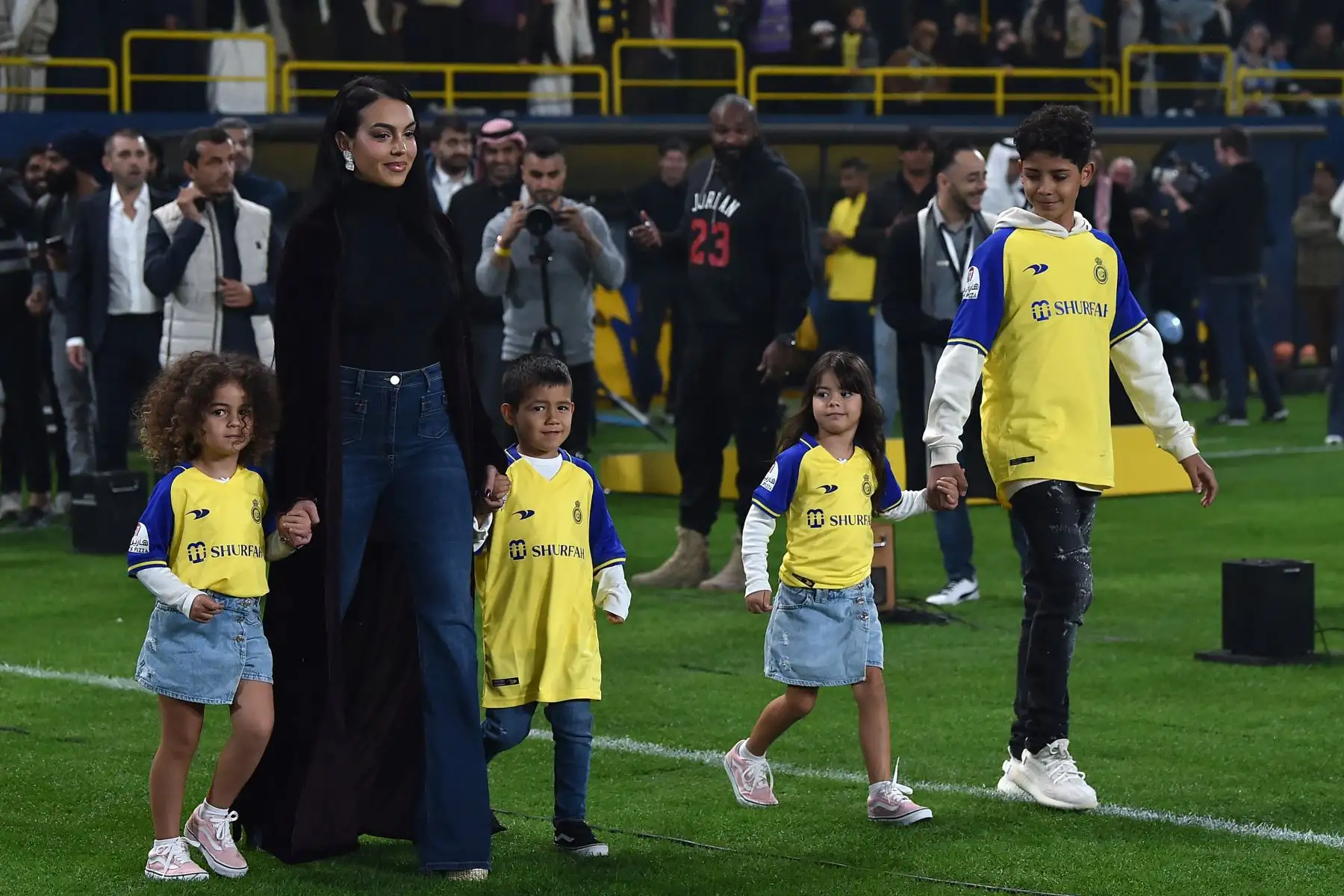 La pareja del futbolista portugués Cristiano Ronaldo, Georgina Rodríguez, camina con los hijos de Ronaldo, Cristiano Ronaldo , Alana Martina, Mateo  y Eva María al escenario durante su presentación en el Mrsool. Park Stadium en la capital saudí, Riad, el 3 de enero de 2023. Foto:AFP