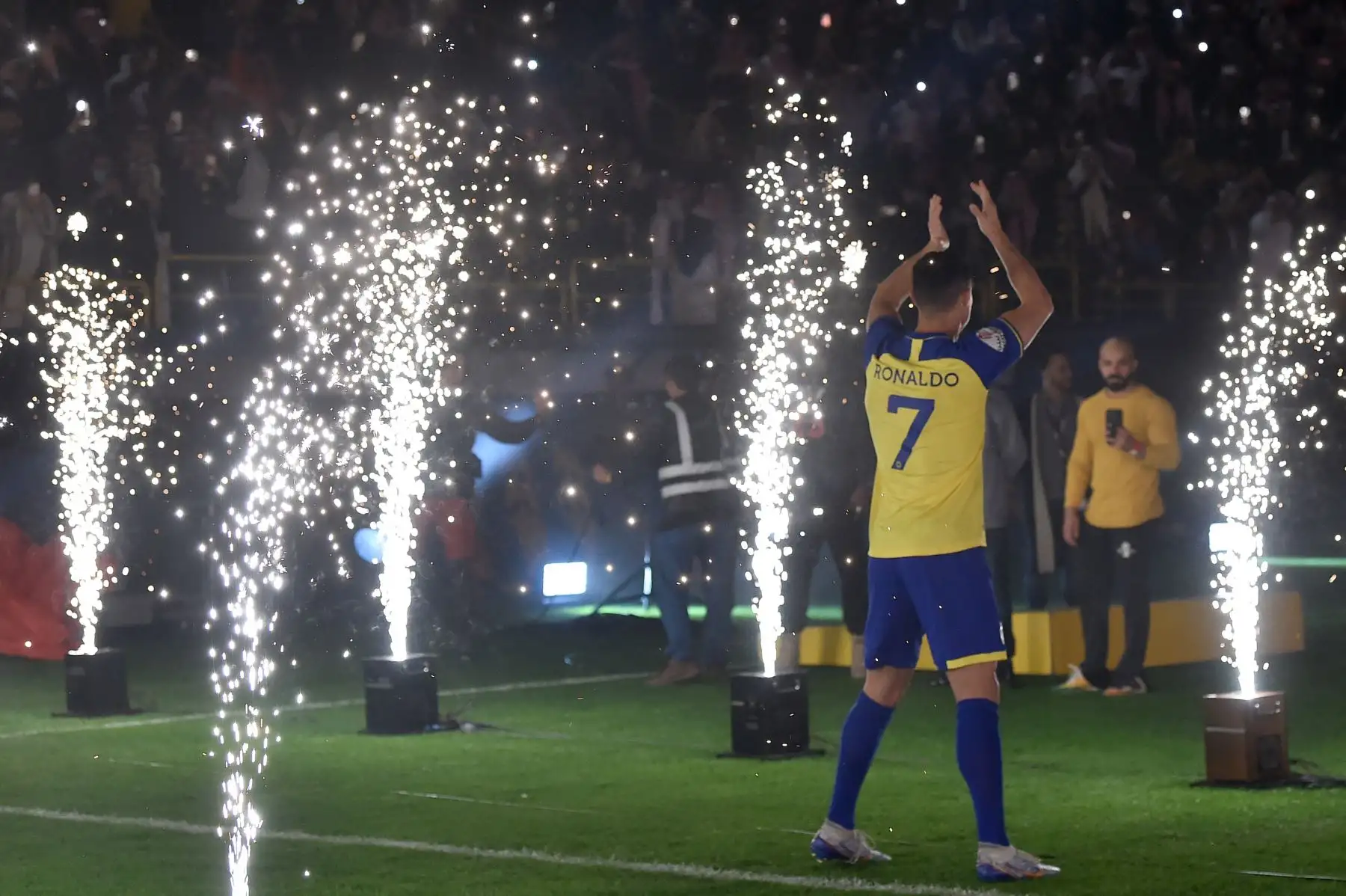 El nuevo delantero portugués de Al-Nassr, Cristiano Ronaldo, saluda a los fanáticos durante su presentación en el estadio Mrsool Park en la capital saudí, Riad, el 3 de enero de 2023. Foto: AFP