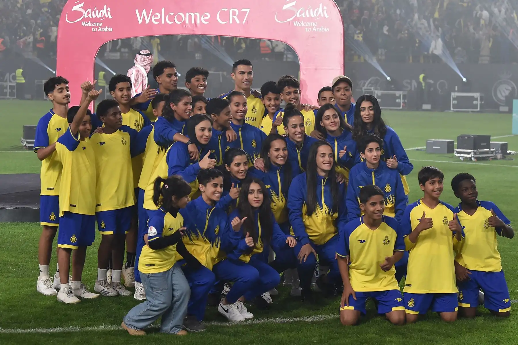 El nuevo delantero portugués de Al-Nassr, Cristiano Ronaldo, posa para una foto con jóvenes durante su presentación en el estadio Mrsool Park en la capital saudí, Riad, el 3 de enero de 2023. Foto: AFP