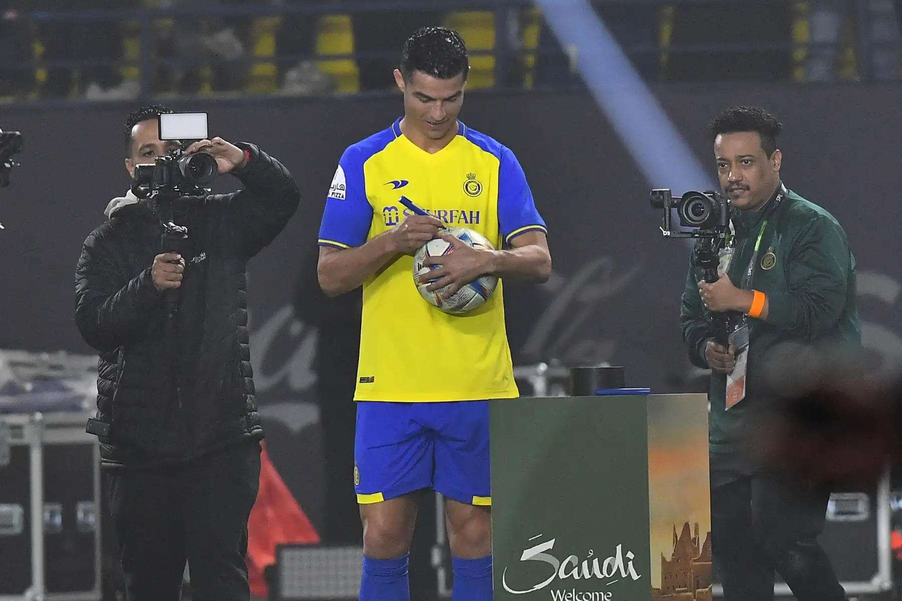 El futbolista portugués Cristiano Ronaldo firma un balón de fútbol en el estadio Mrsool Park durante una ceremonia de presentación, en Riad, Arabia Saudita, el 03 de enero de 2023. Cristiano Ronaldo será presentado en el estadio Mrsool Park el 03 de enero tras firmar un contrato con el Al-Nassr FC hasta 2025. Foto: EFE